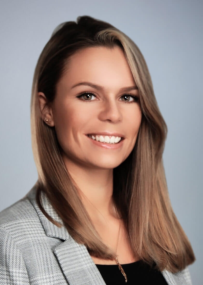 Potraitfoto der HR Business Partnerin der Walraven GmbH, Stephanie Trost, vor grauem Hintergrund.