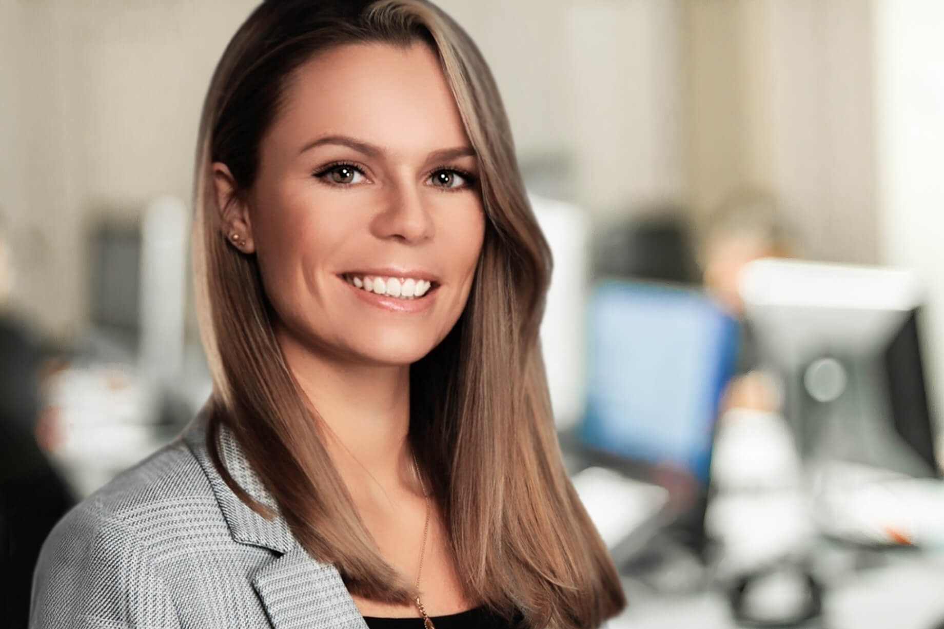 Abbildung der HR Business Partnerin und Ansprechpartnerin für Bewerbungen bei der Walraven GmbH, Stephanie Trost. Sie lächelt in die Kamera, trägt ein Jacket, im geblurrten Hintergrund ist ein Büro zu erkennen.