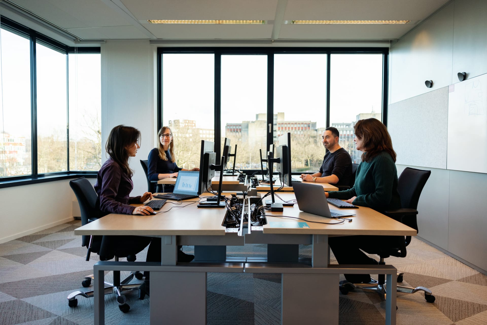Collega's aan bureau's op kantoor