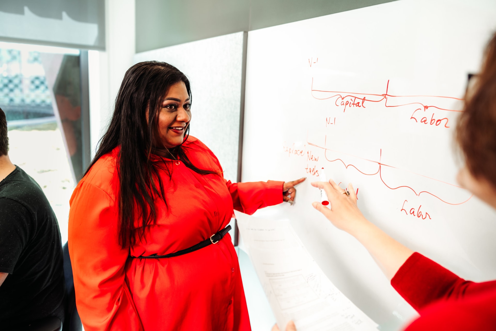 Collega's werken samen bij whiteboard