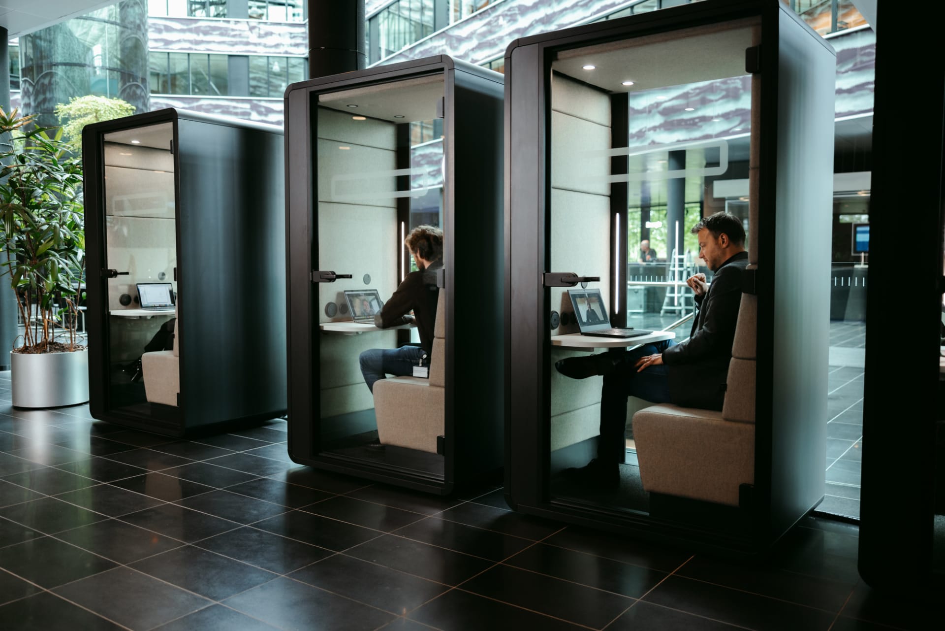 Collega's vergaderen in Zoomhokjes