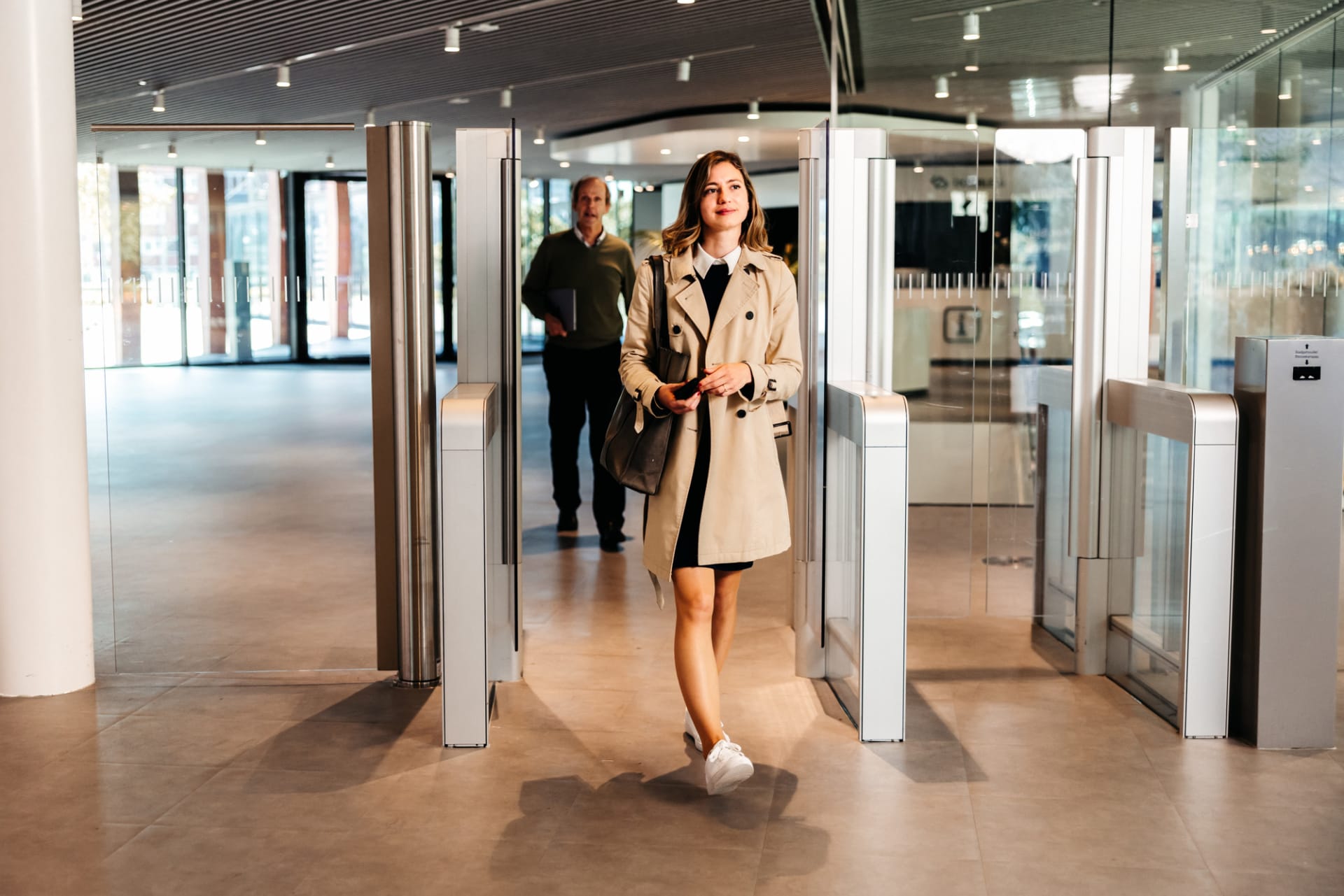 Collega wandelt door de beveiligingspoortjes