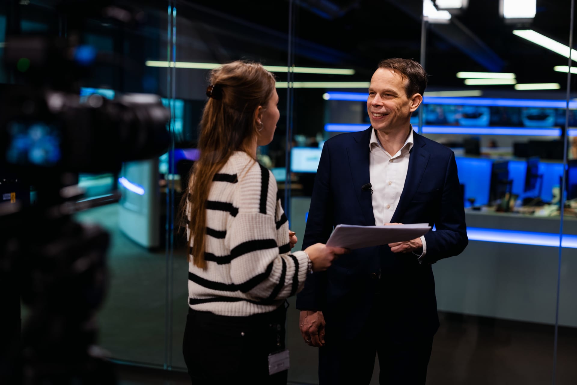 Collega's overleggen in de CBS studio