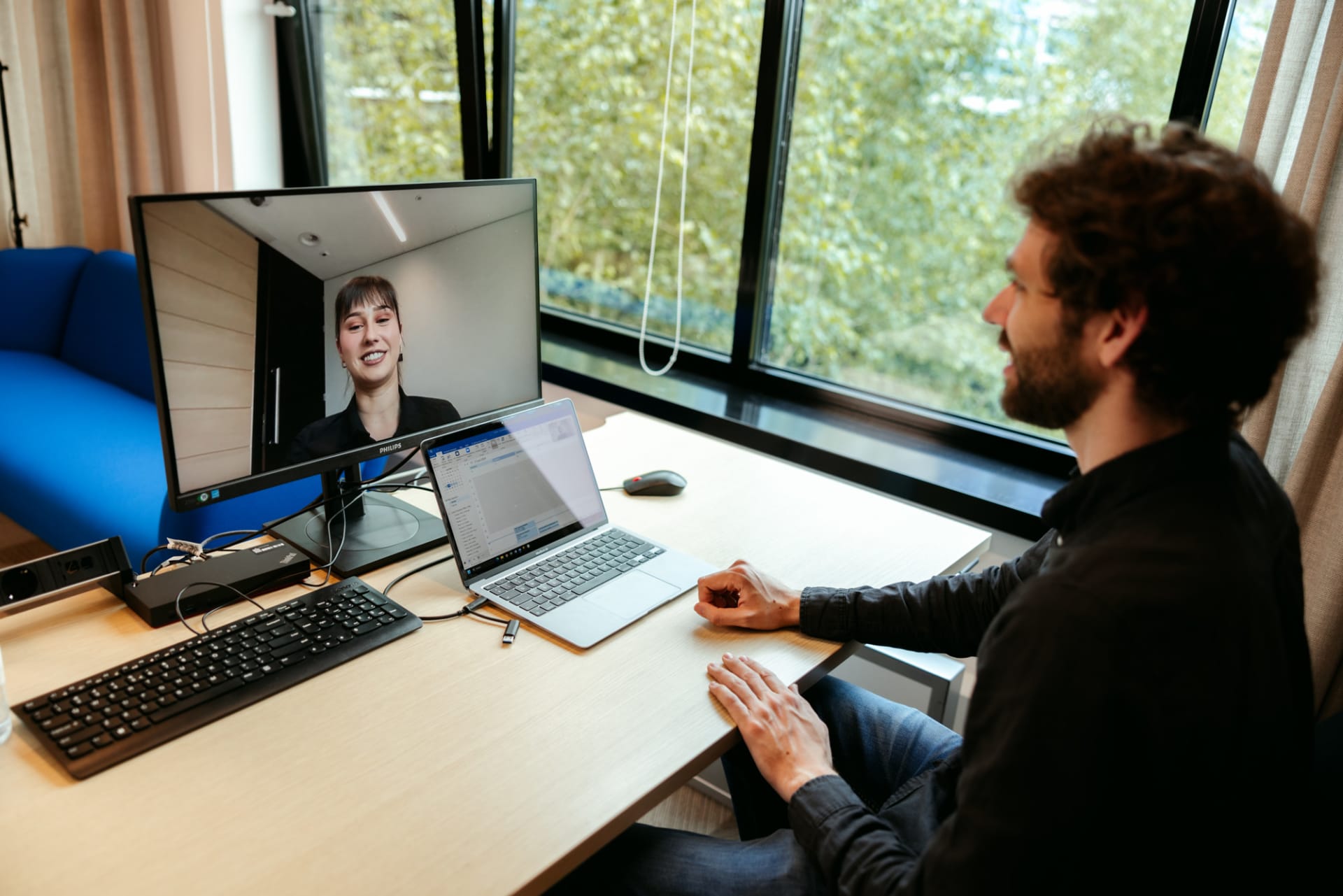 Professional zit achter de computer en zoomt met collega