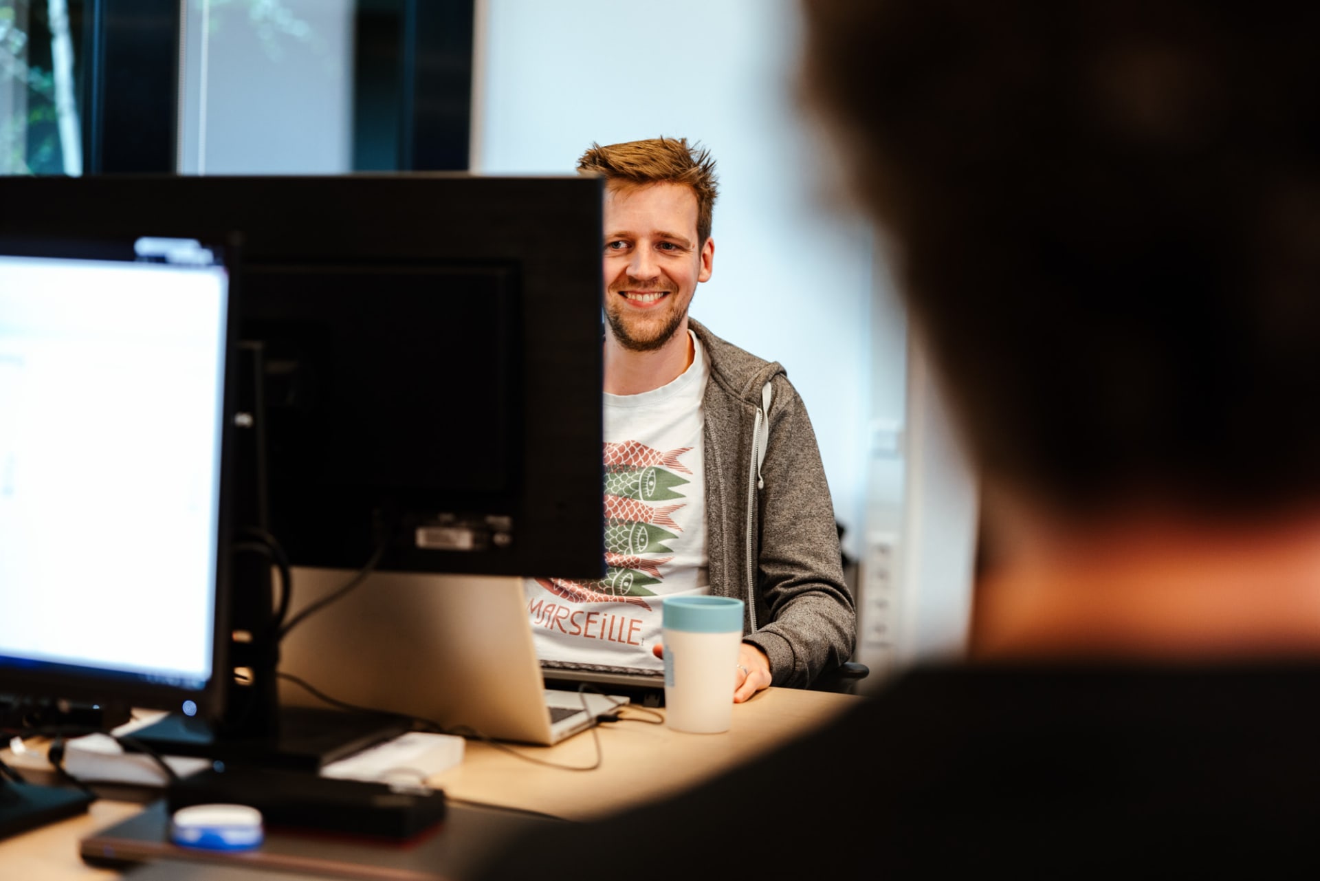 Collega werkt achter laptop