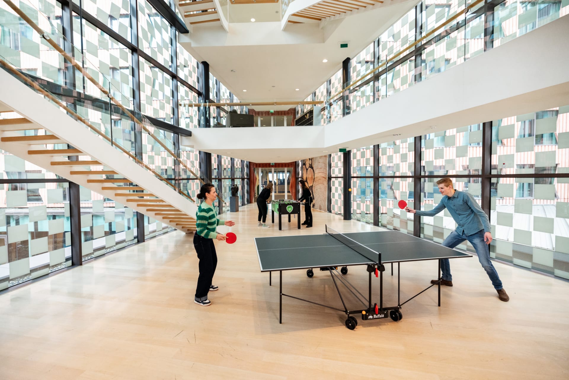 Collega's tafeltennissen op het CBS kantoor