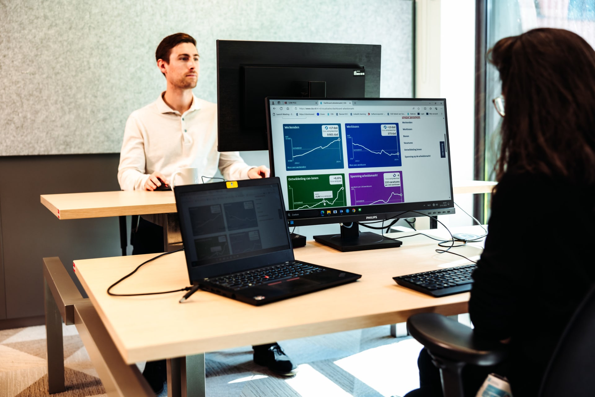 Collega's werken aan de statistiek