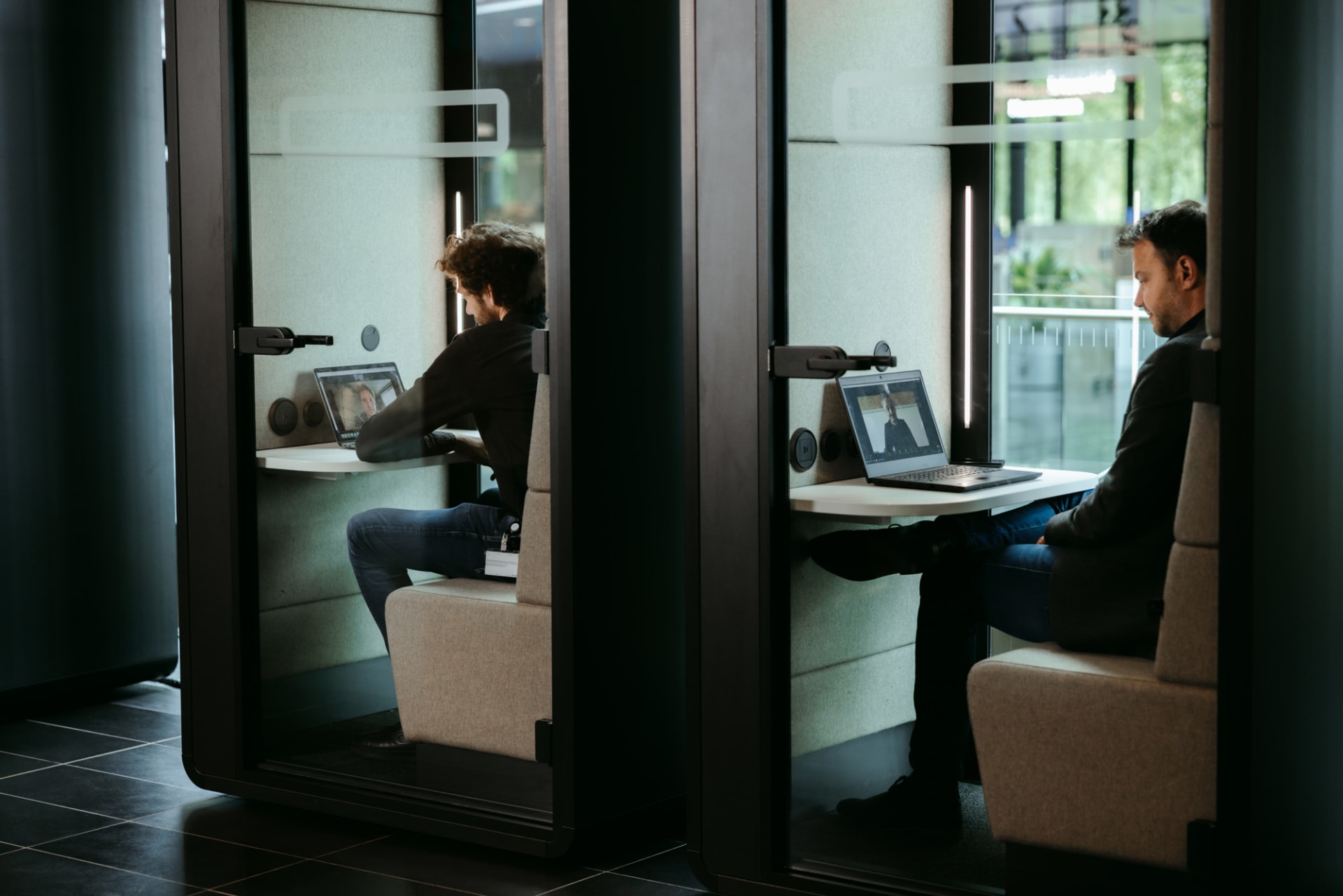 Collega's vergaderen in zoomhokjes