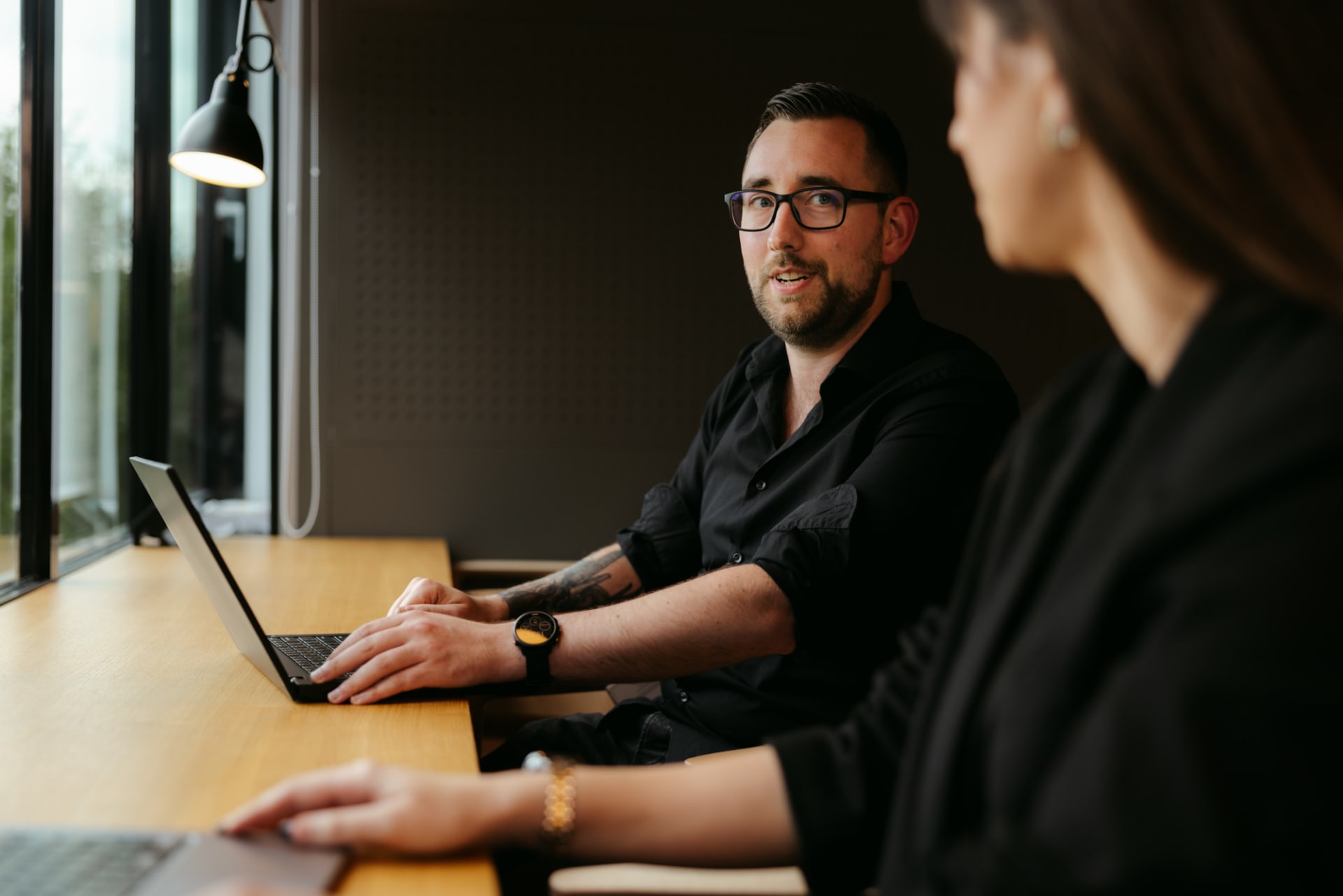 Collega overleg aan informele vergadertafel
