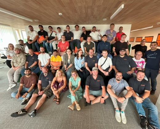 dekarbo Team auf der Tribüne im Büro beim Townhall