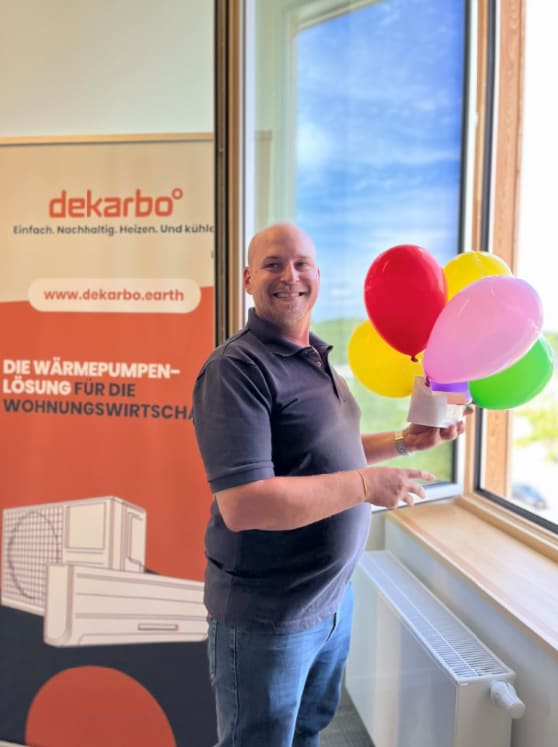 Konstantin mit Luftballons beim Townhall Teambuilding Spiel