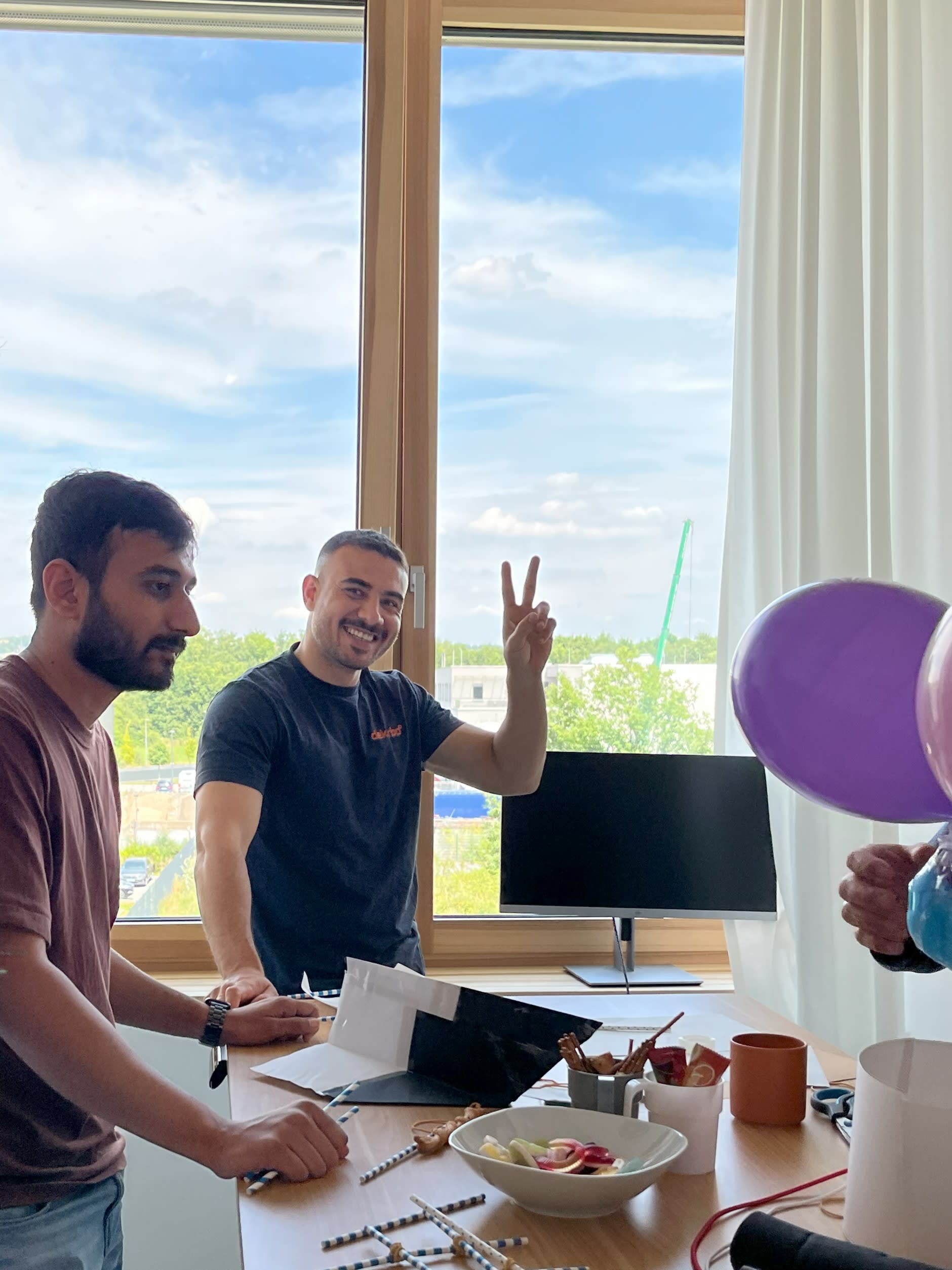 Makdad macht ein Peace Zeichen bei der Gruppenarbeit