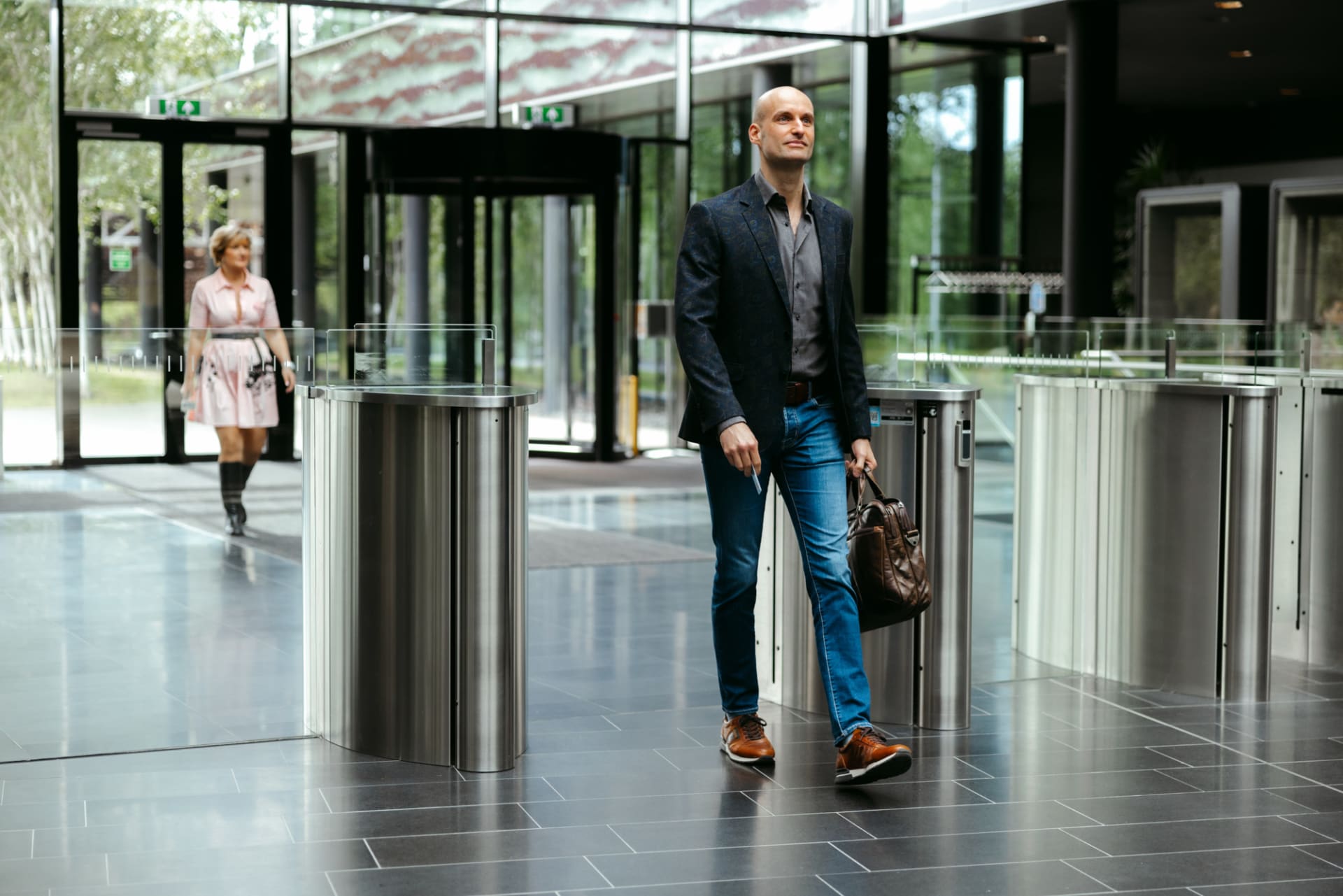 Collega loopt het kantoor in Heerlen binnen