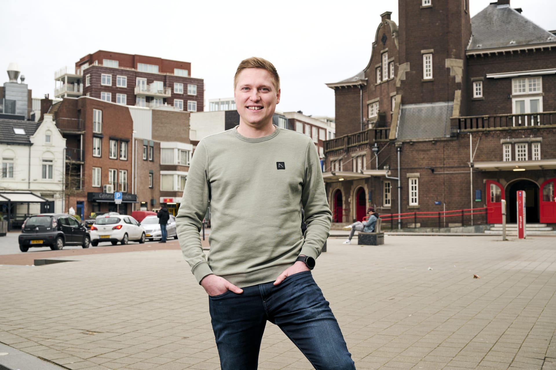 Willem poseert voor de camera in een stadscentrum