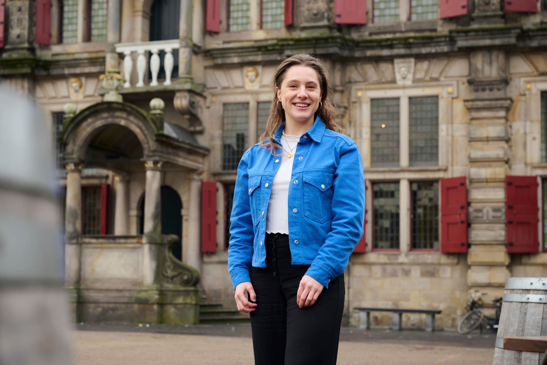 Stagiaire Simone lacht in de camera in het centrum van Utrecht