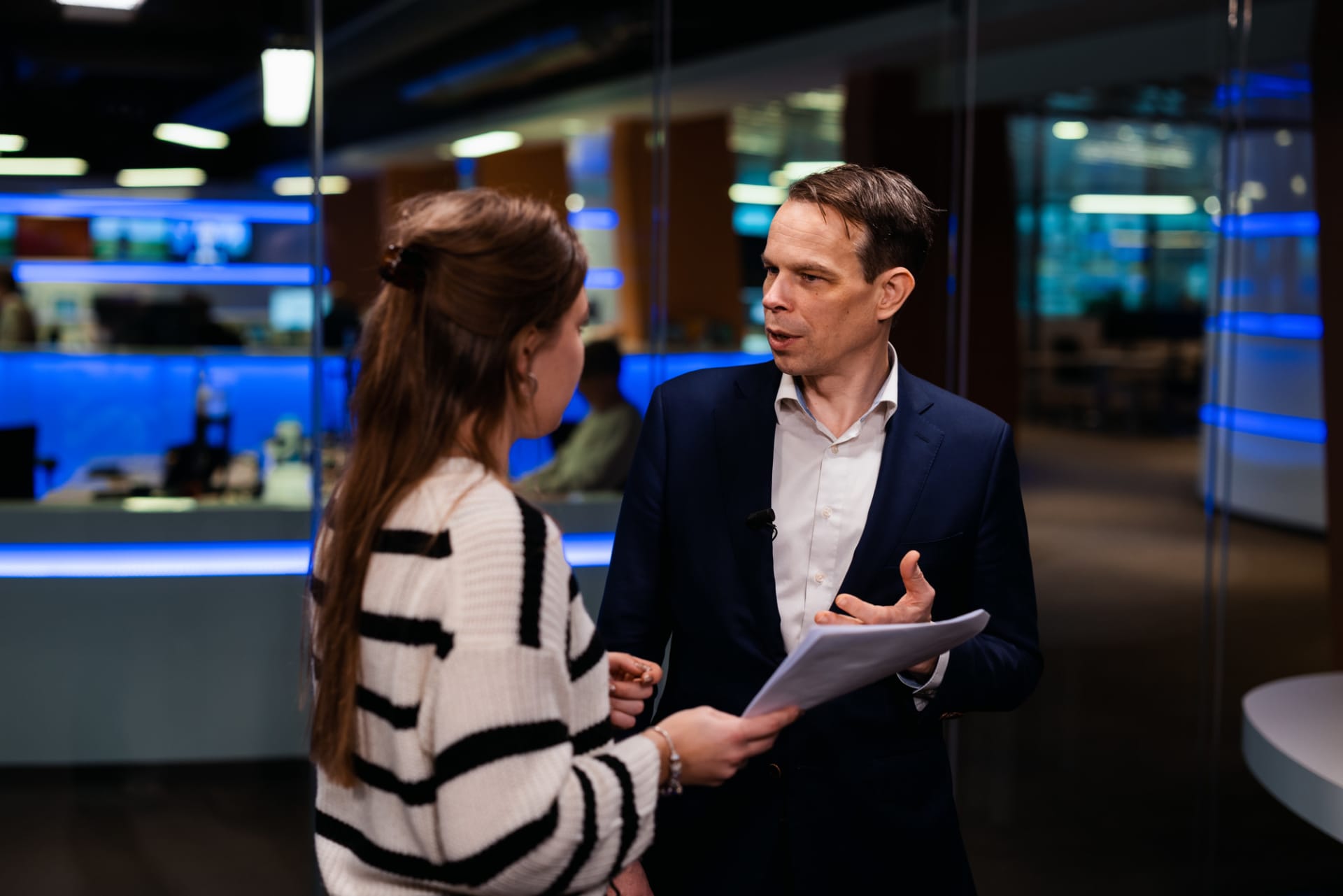 Peter Hein praat met collega in de studio