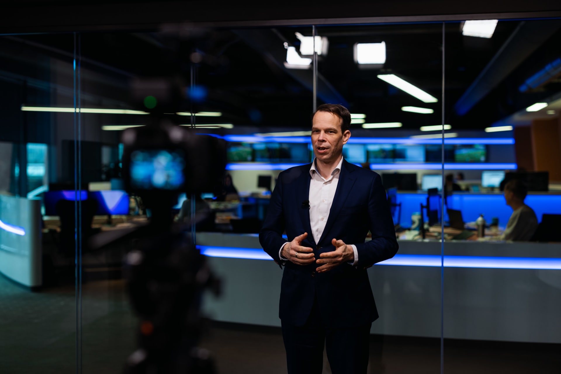 Peter Hein legt uit over de cijfers voor de camera
