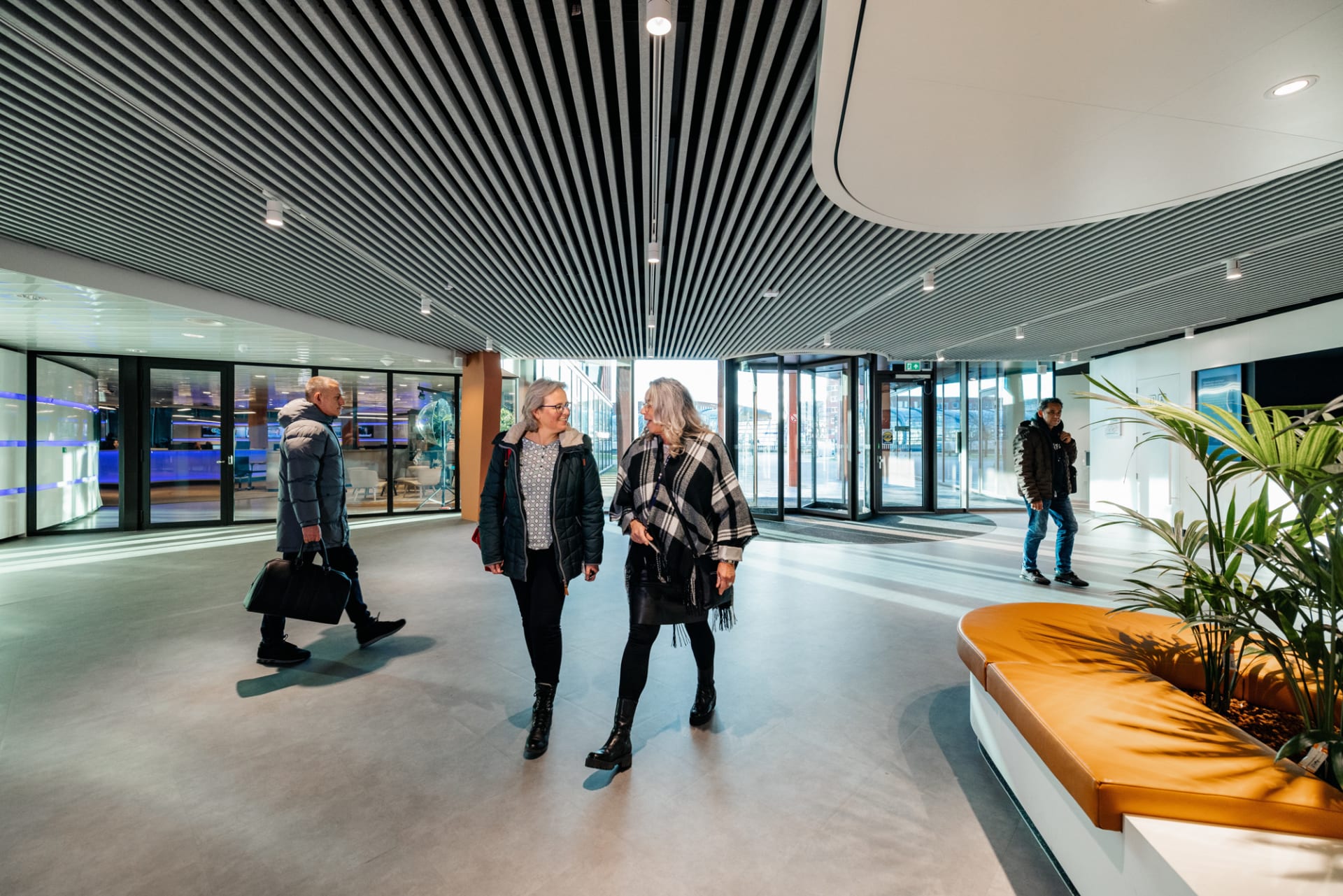 Collega's in de centrale hal op kantoor