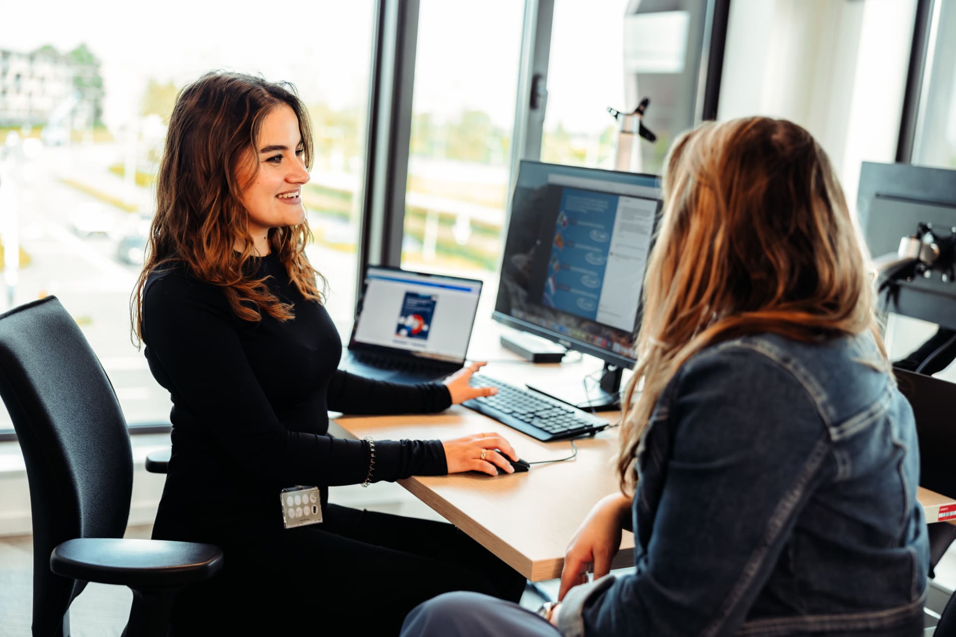 Collega's overleggen aan het bureau bij het CBS