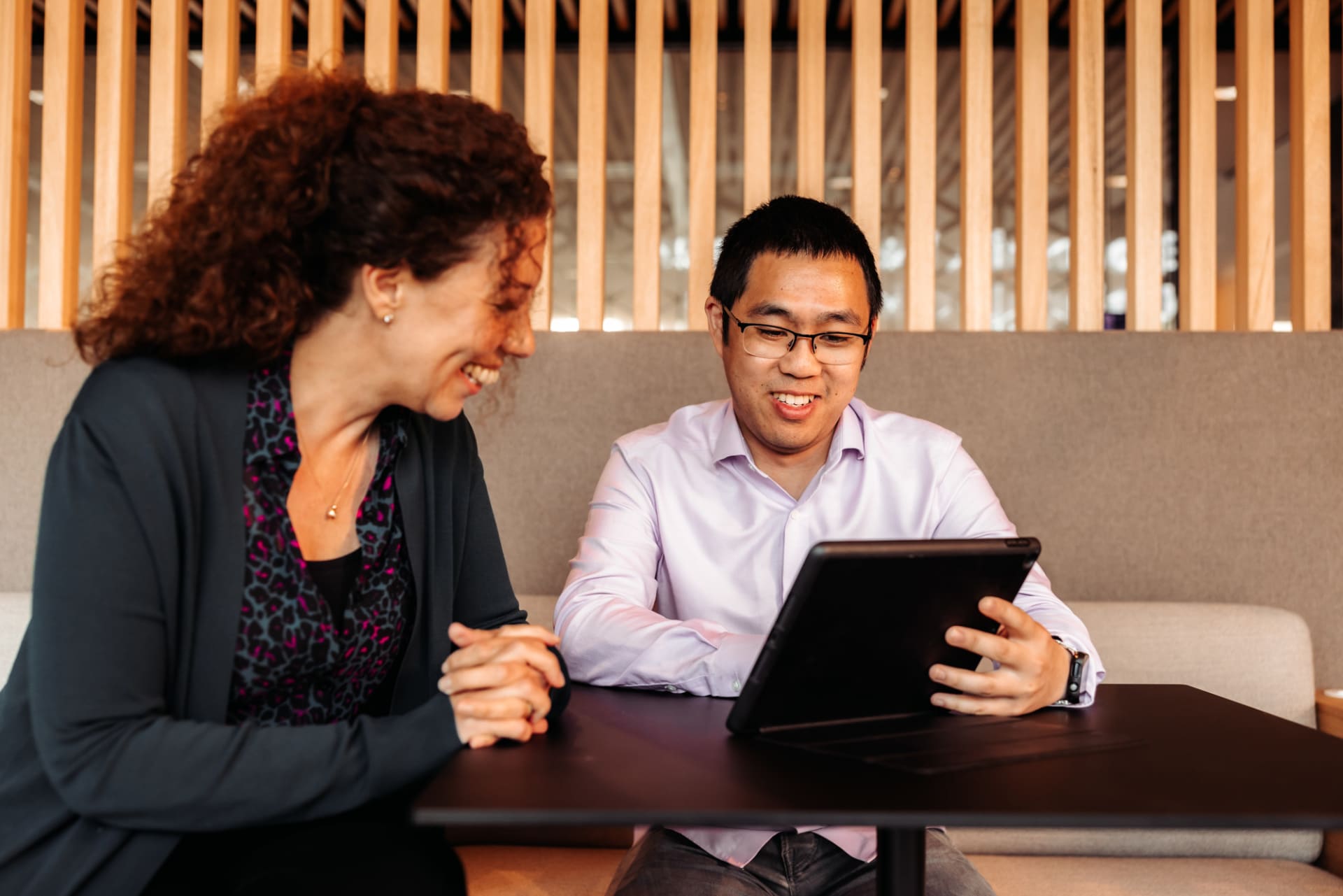 Collega's werken samen aan een vergadertafel