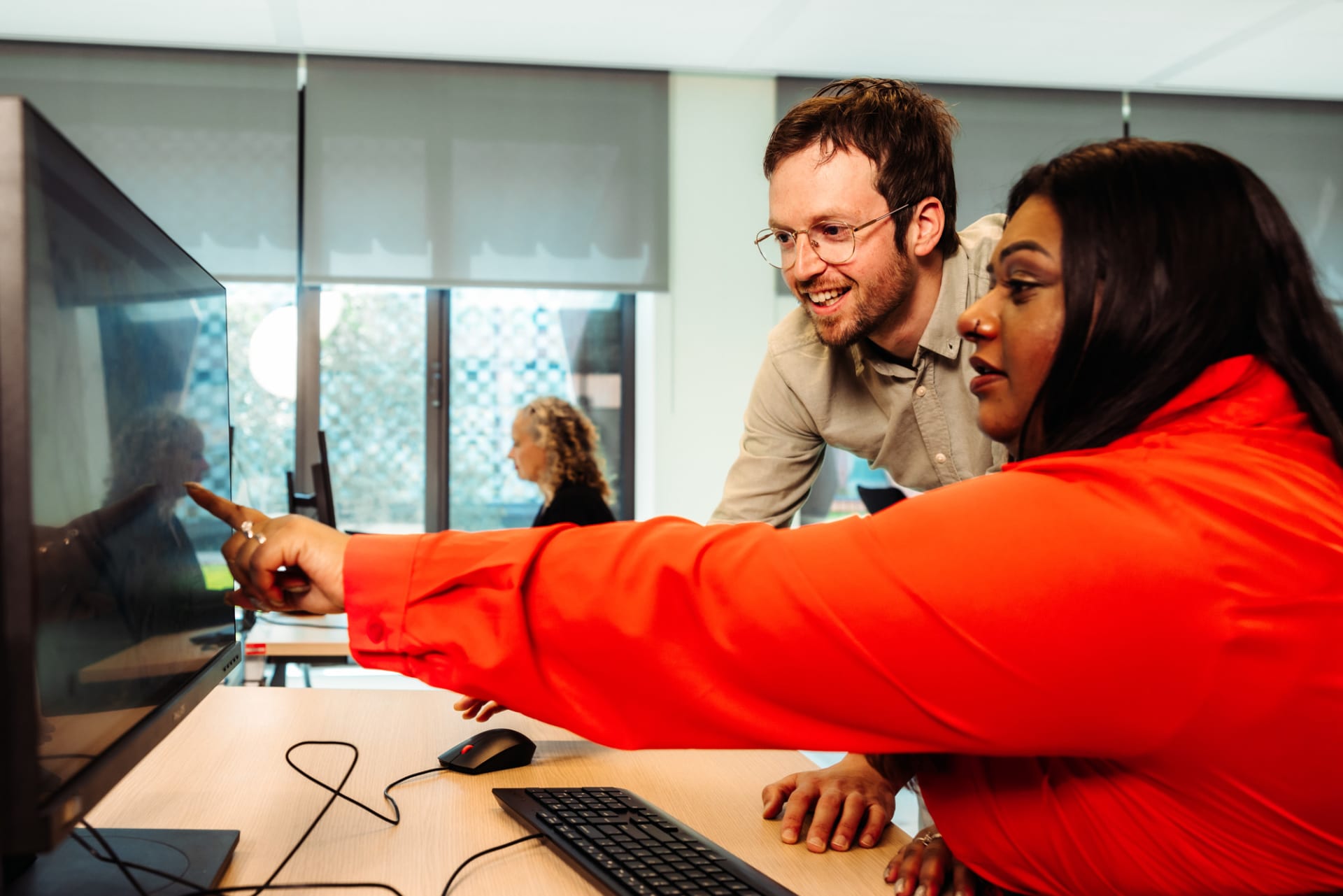 Collega's overleggen samen voor een laptop