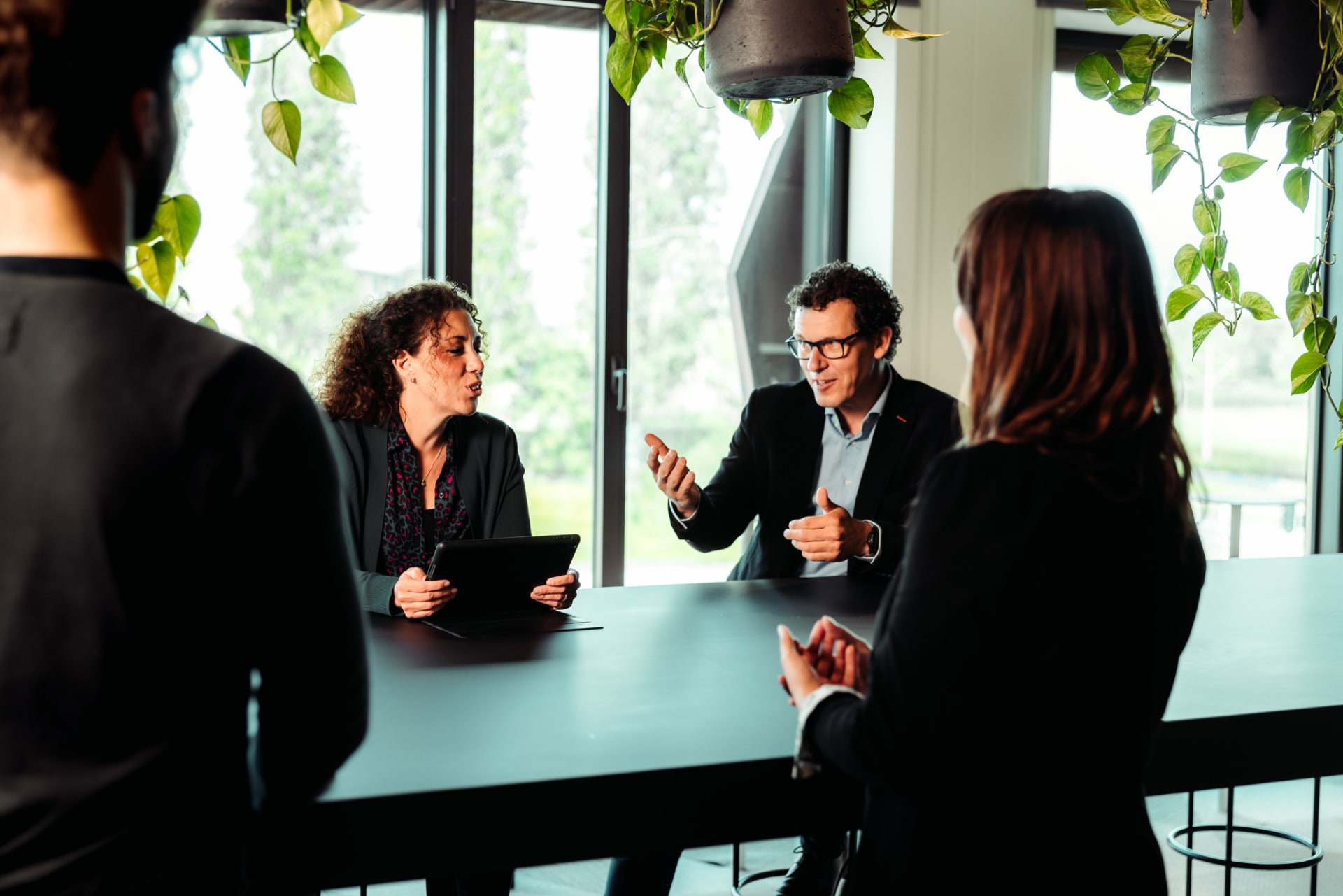 Collega's overleggen aan informele vergadertafel