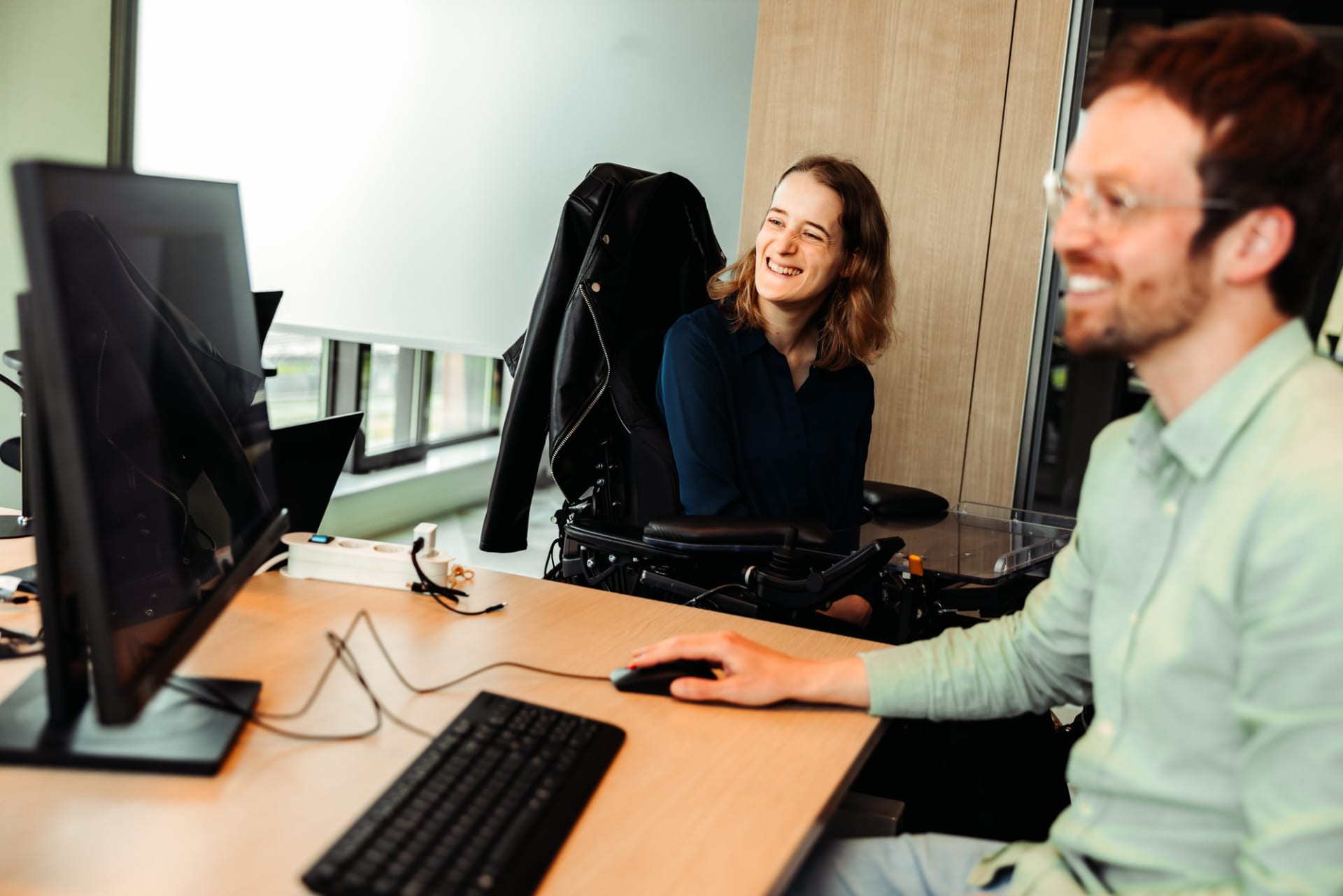 Collega's werken samen achter de computer