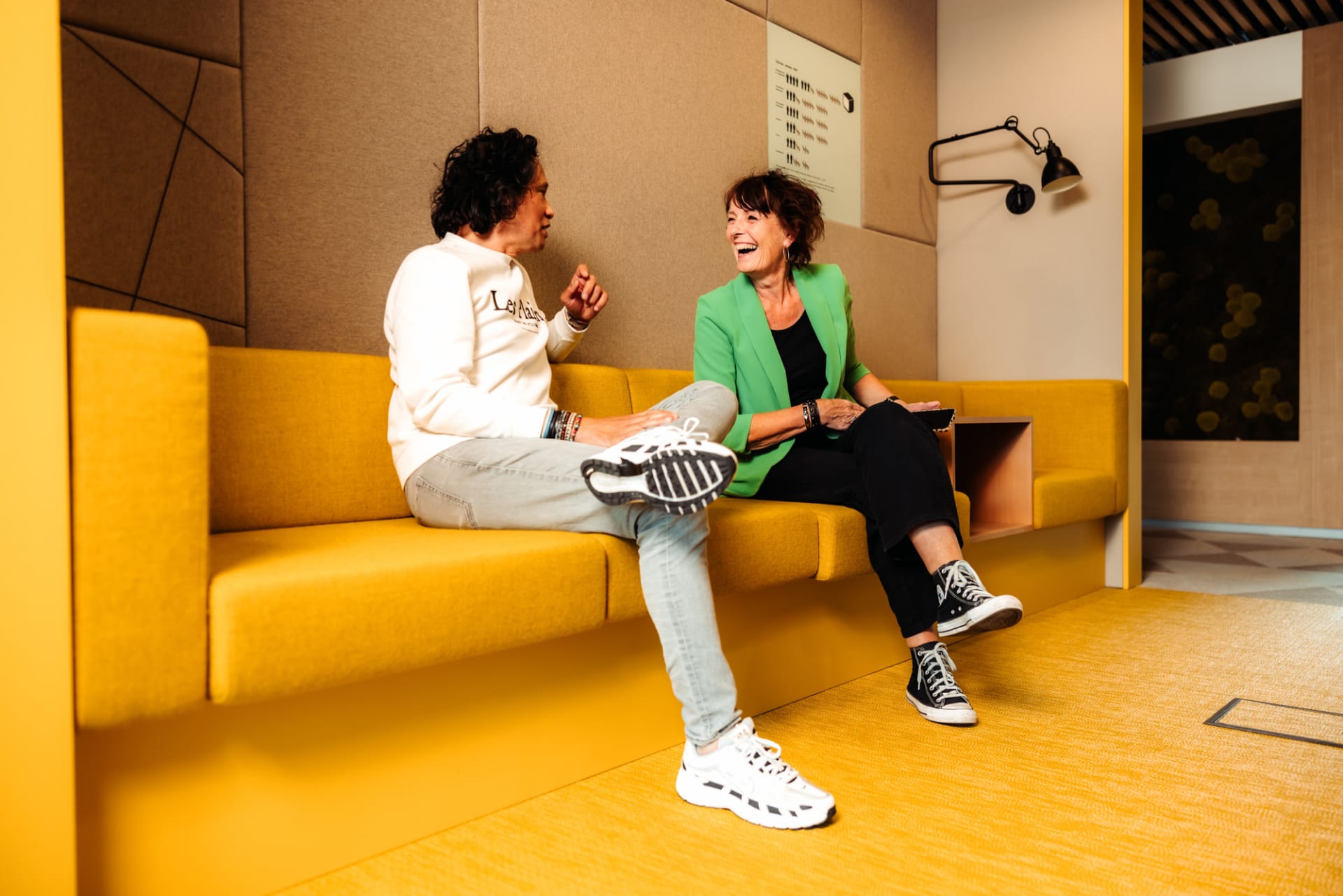 Collega's in informeel overleg 