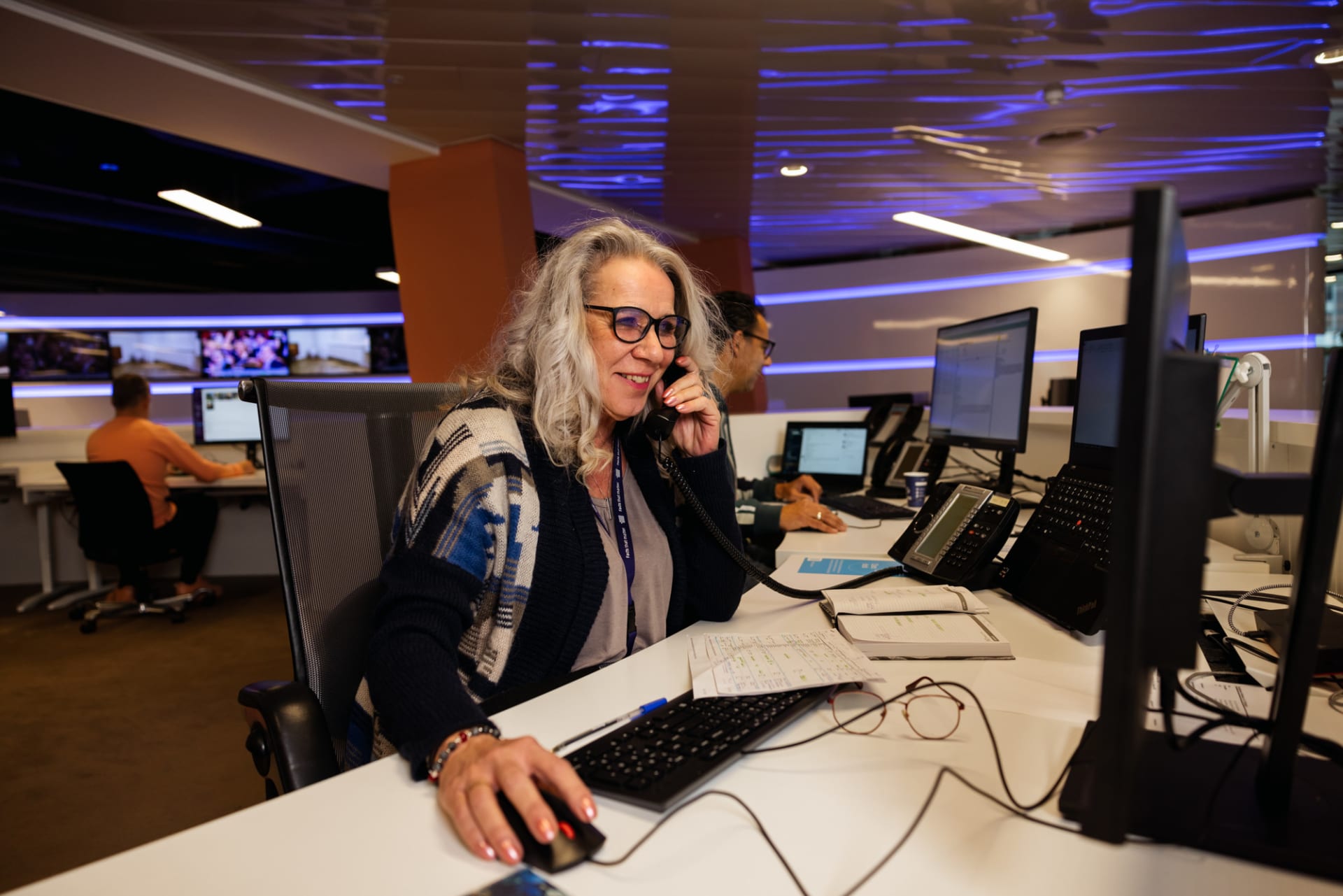 Collega's van de CBS Infoservice aan de telefoon