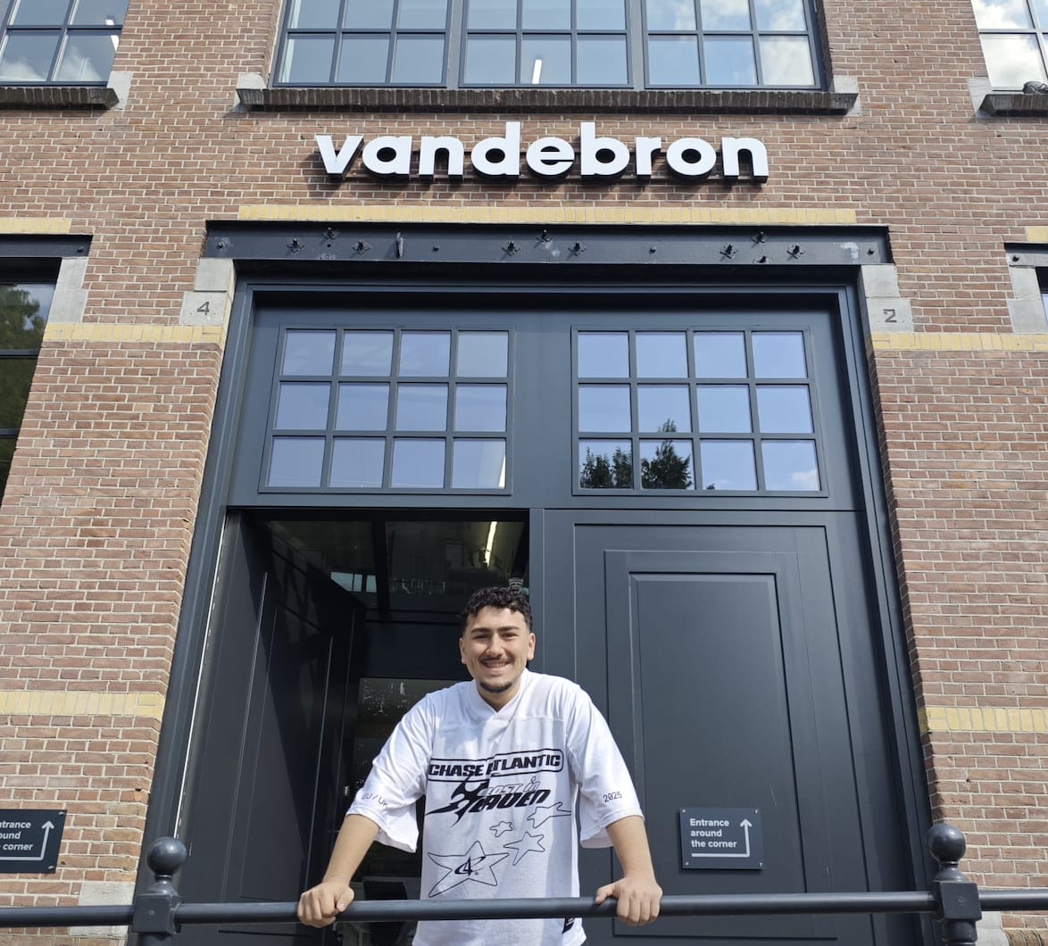 Medewerker poseert in kantoor