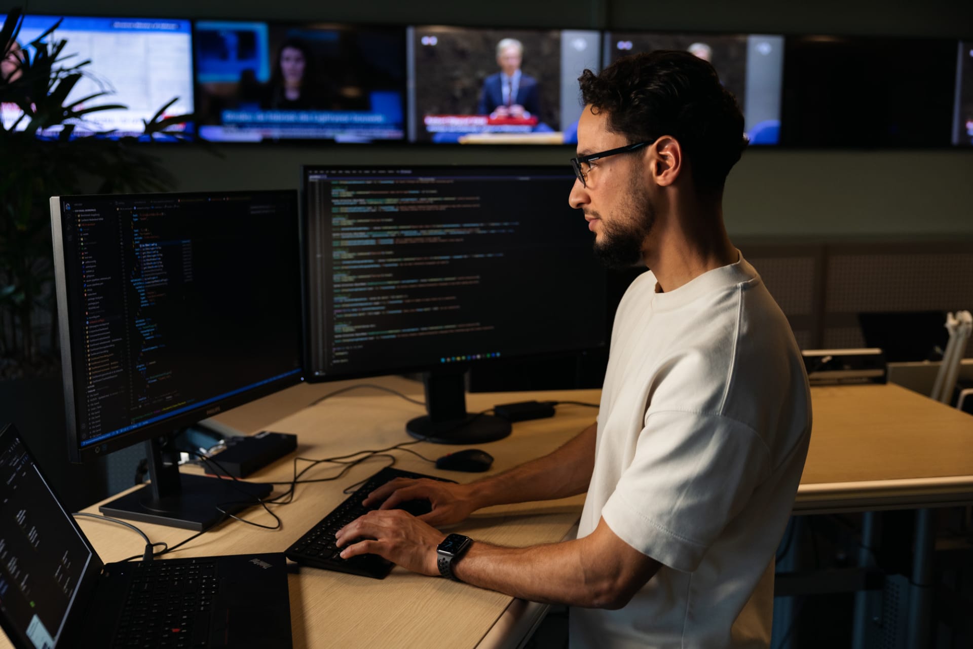 Collega werkt achter de computer aan data en coderen