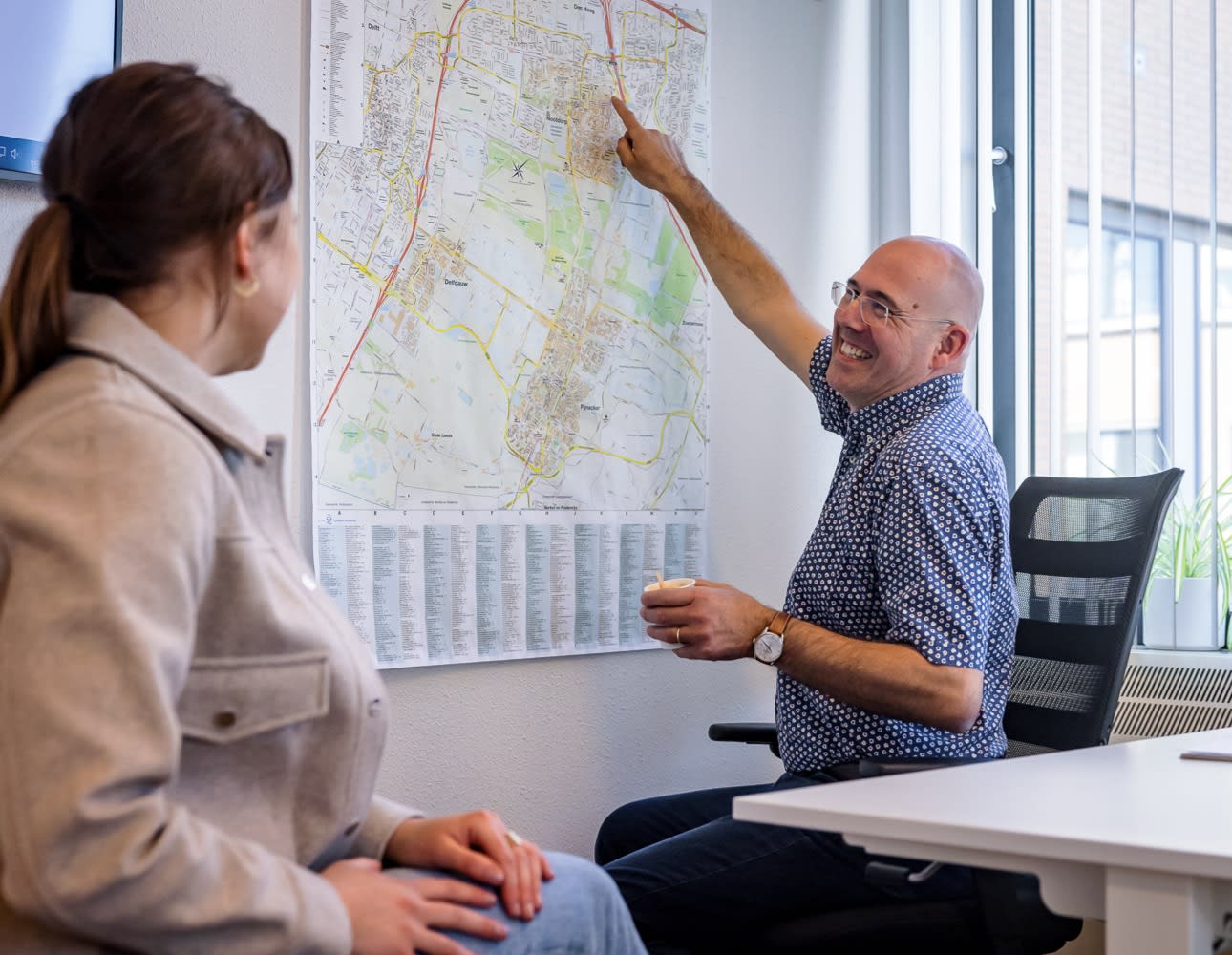 Collega wijst iets aan op de map