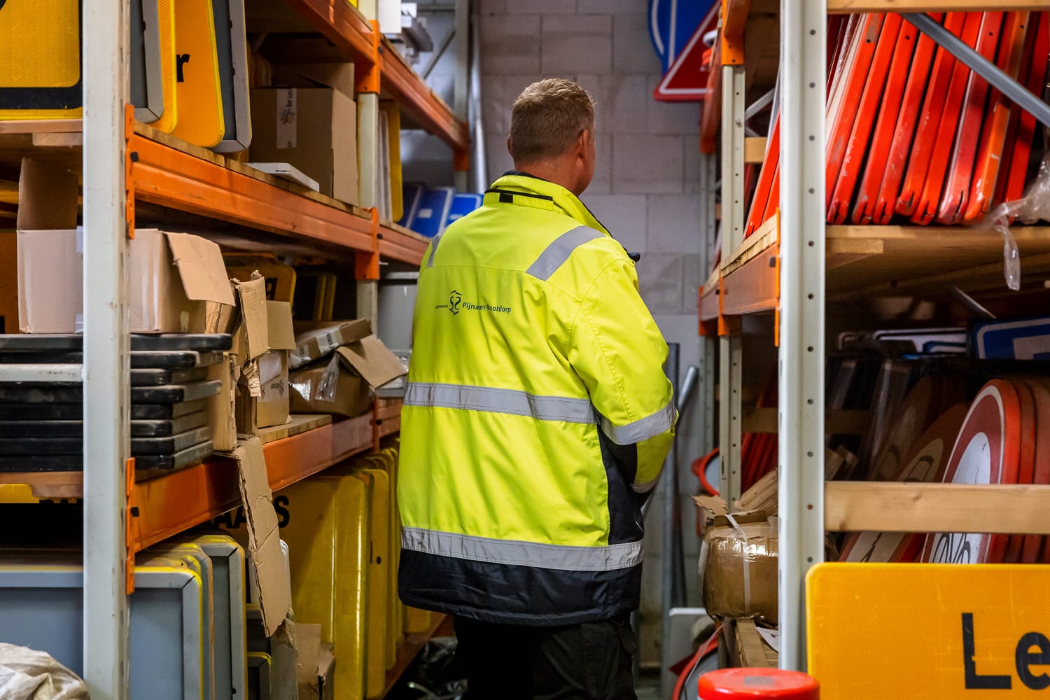 Collega in kast servicebedrijf