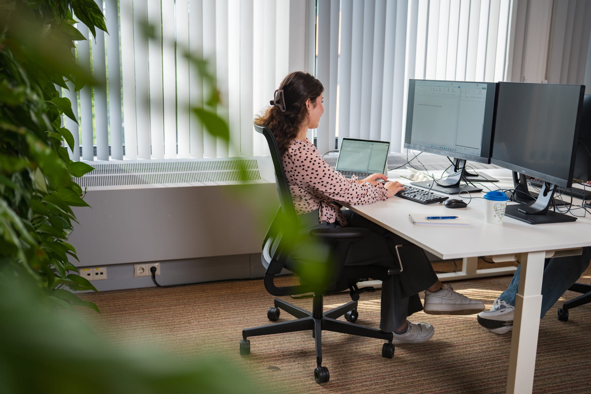 Collega achter de computer