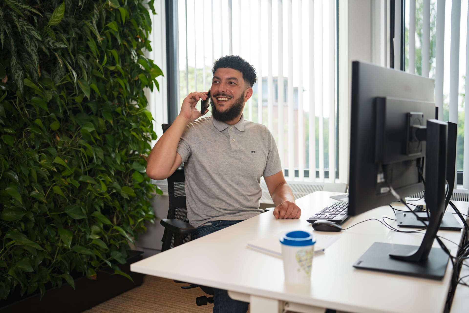 Collega's aan de telefoon