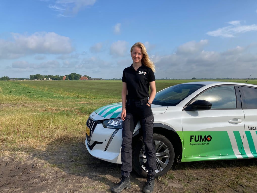 Vergunningverlener telefoneert