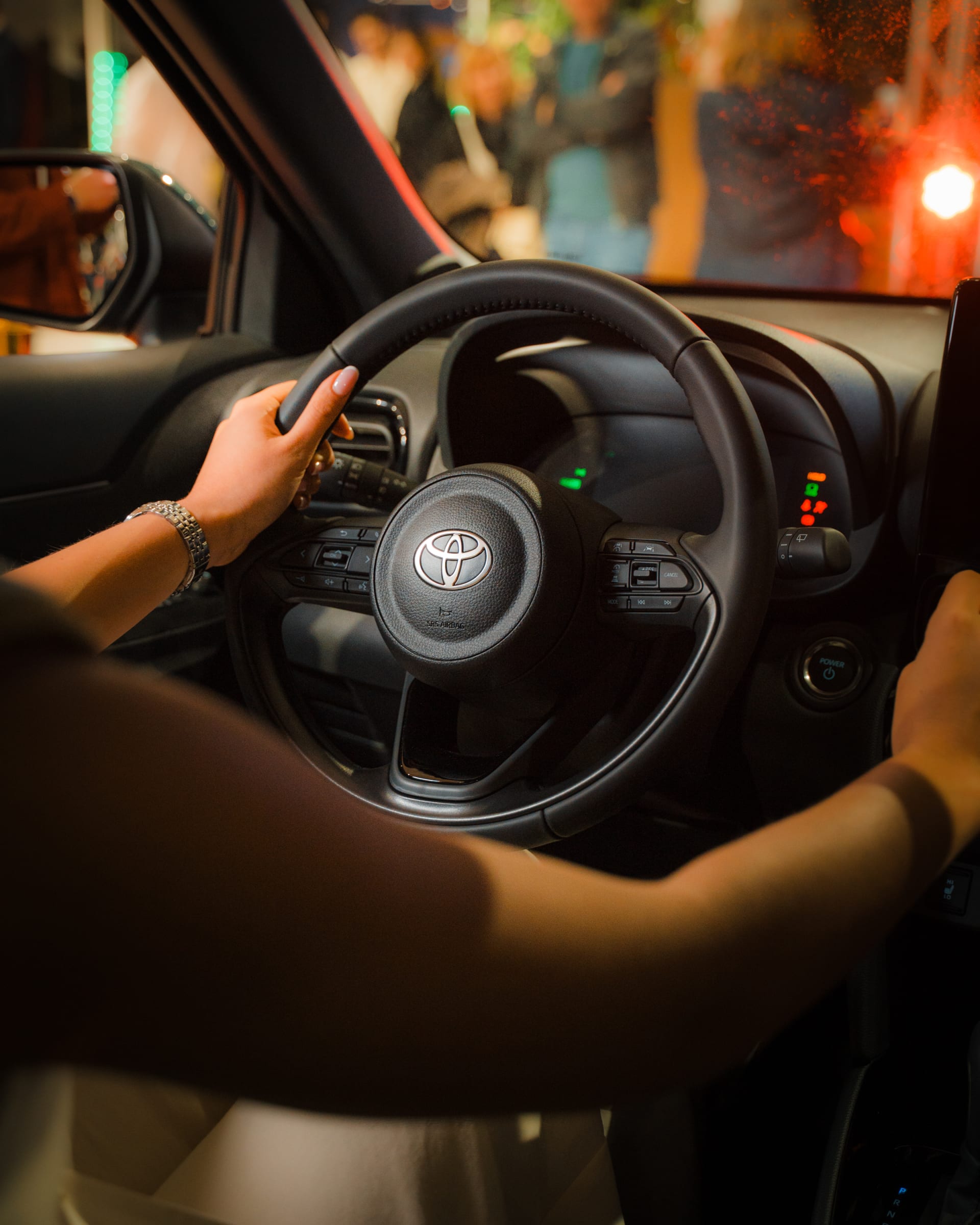 Intérieur d’une Toyota Yaris Cross Hybride lors d’un événement Toys Motors