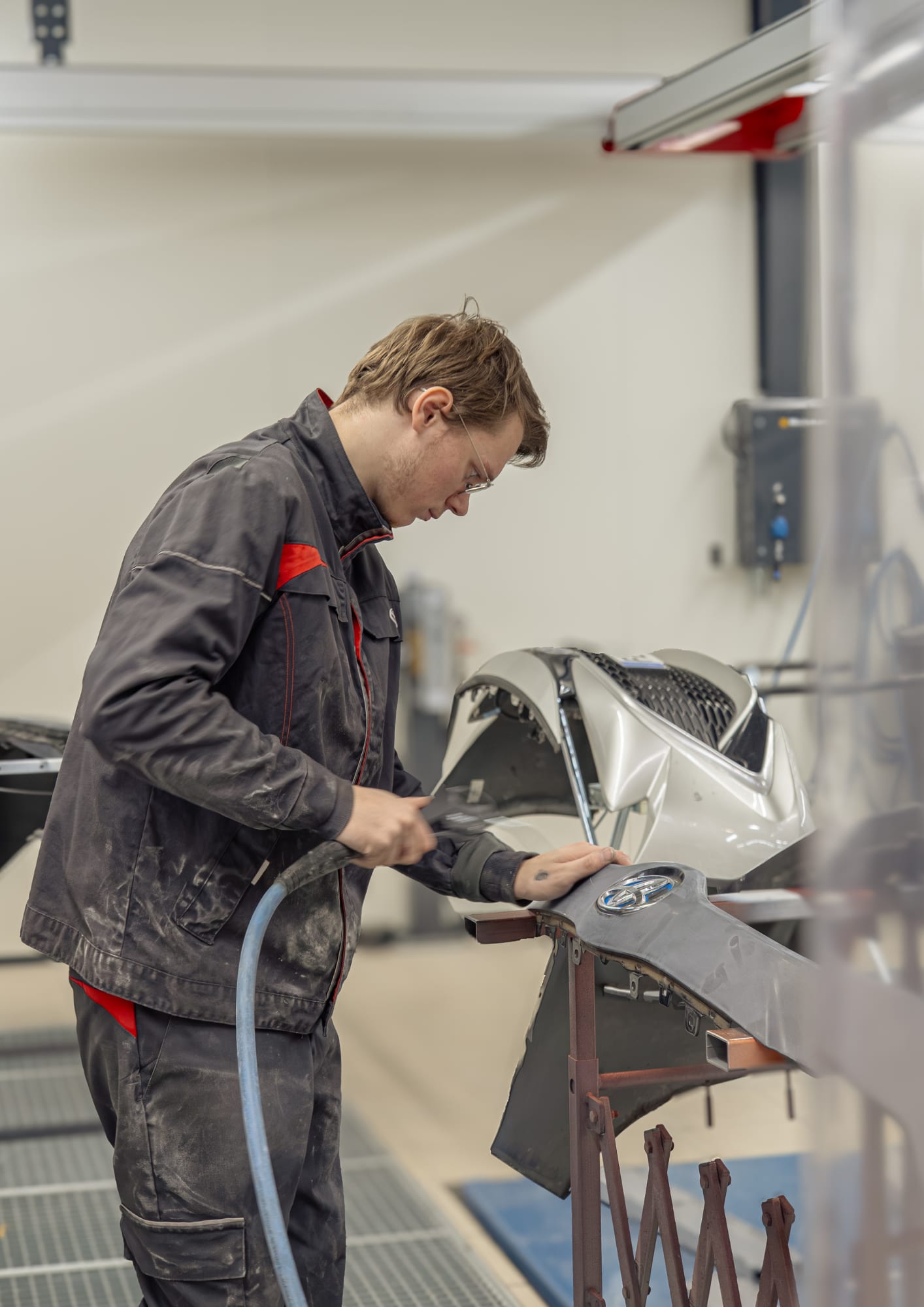 Carrossier Toyota Toys Motors en intervention sur un véhicule en atelier