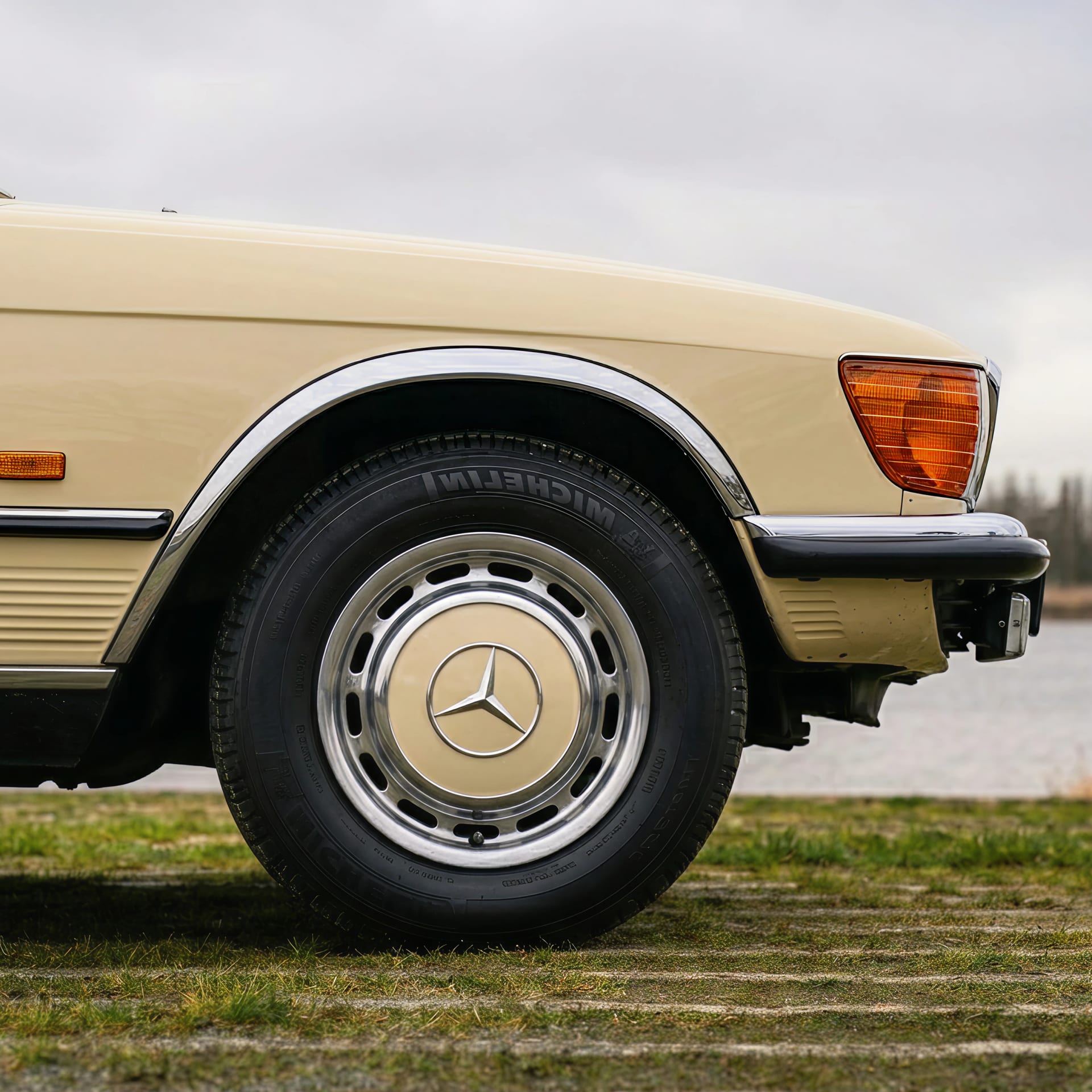 Boční pohled na klasický Mercedes-Benz v SAGA Classic, skupina RCM