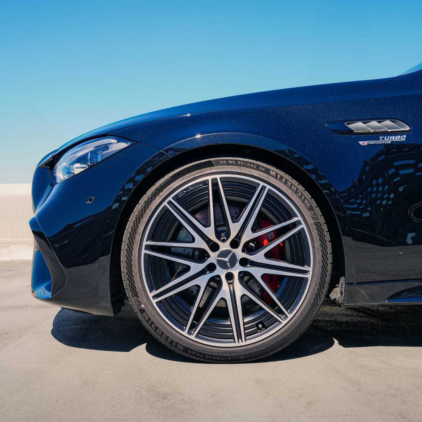 Vue de profil d’une Mercedes-Benz sportive chez SAGA Mercedes-Benz, groupe RCM