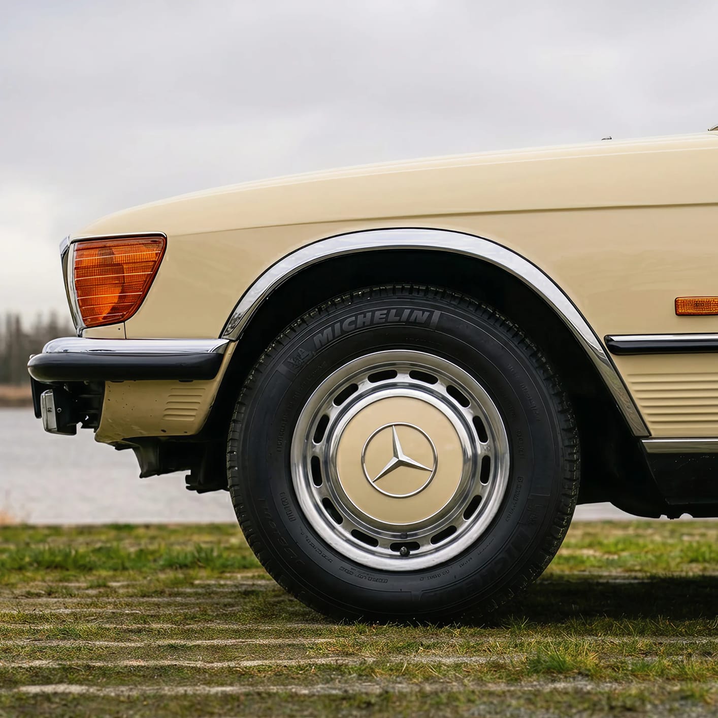 Vue de profil d’une Mercedes-Benz classique chez SAGA Classic, groupe RCM