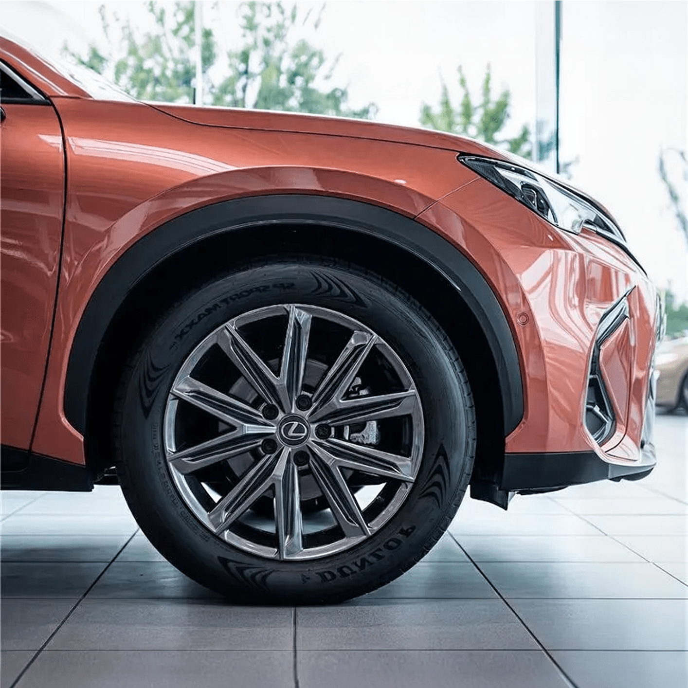 Vue de profil d’un véhicule Lexus chez Lexus Toys Plus, groupe RCM