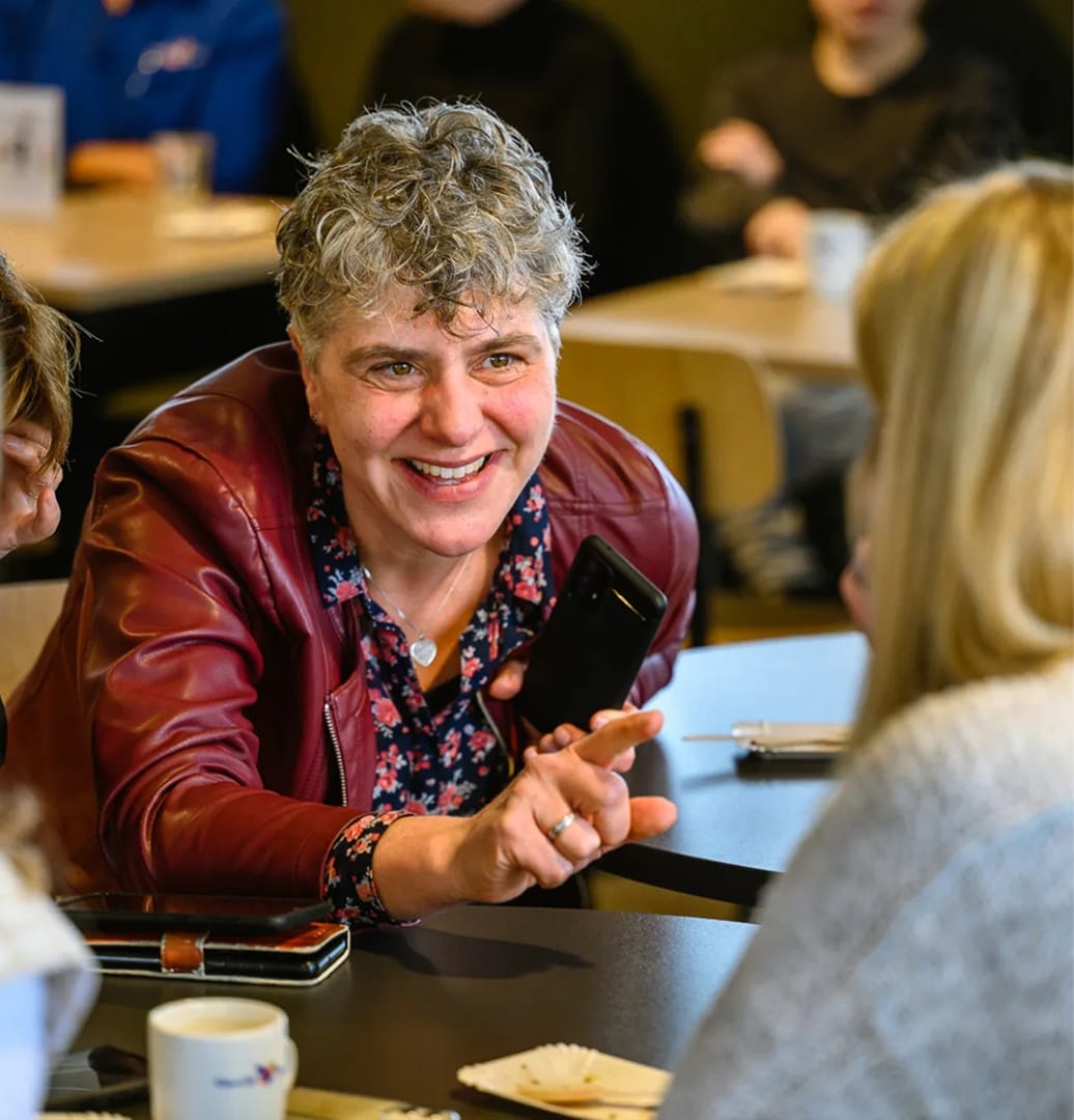 Een overleg in de kantine
