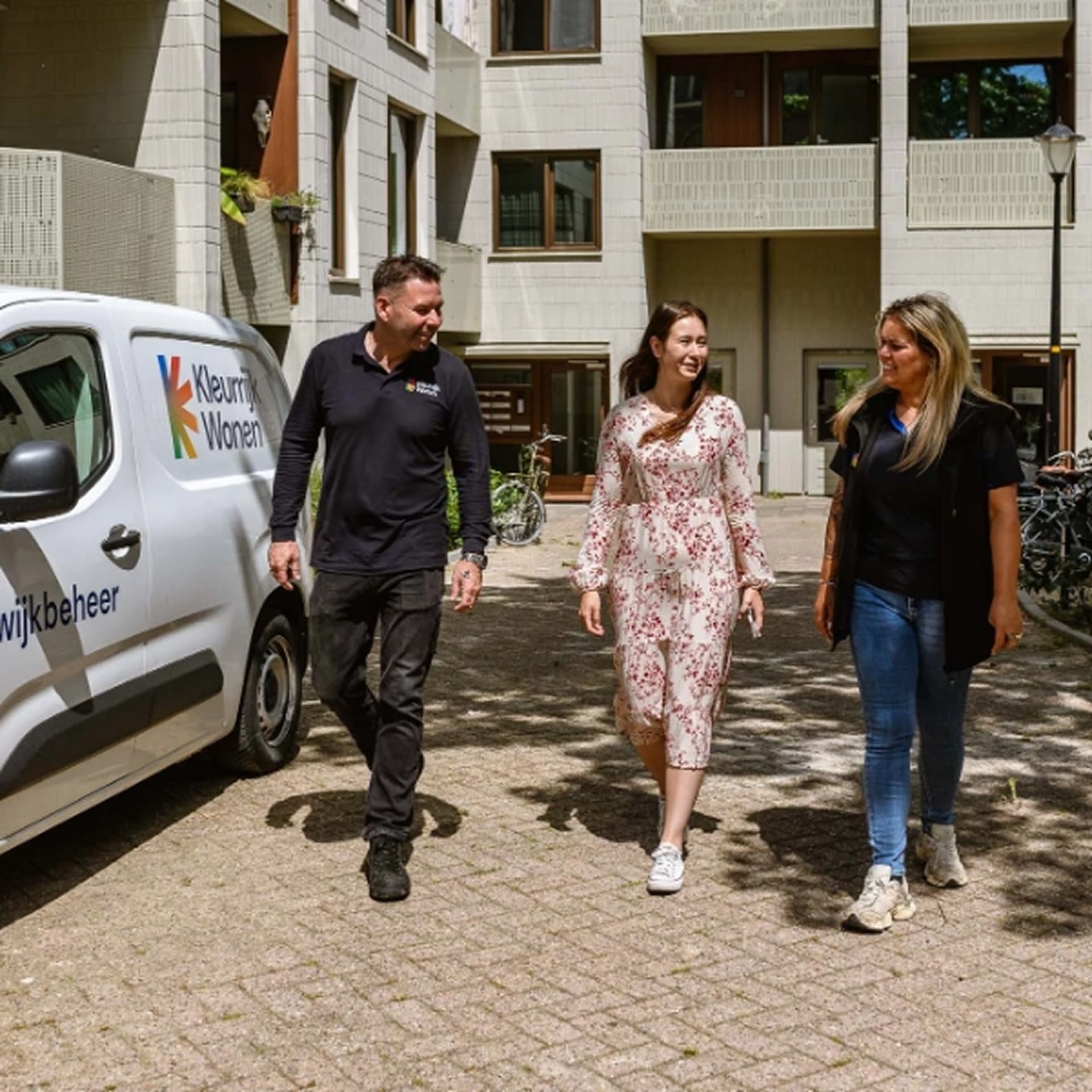 3 Kleurrijk Wonen collega's lopen op een bewonerslocatie