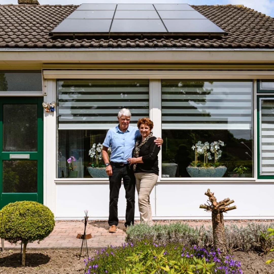 Een ouder stel poseren voor hun huurwoning