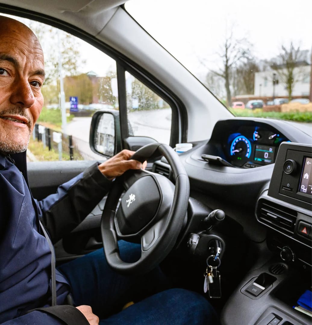 Een collega in een bedrijfsauto