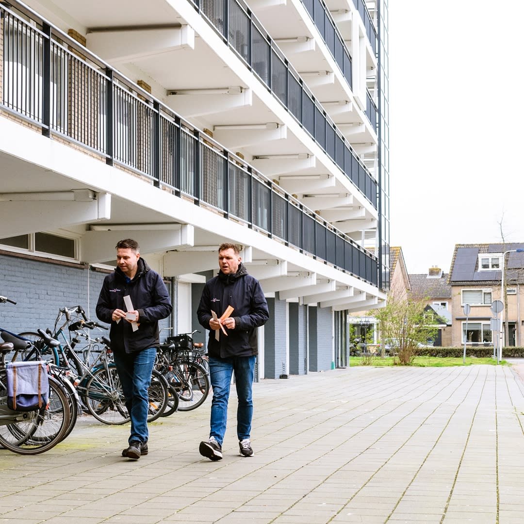 Collega's werken door de wijk