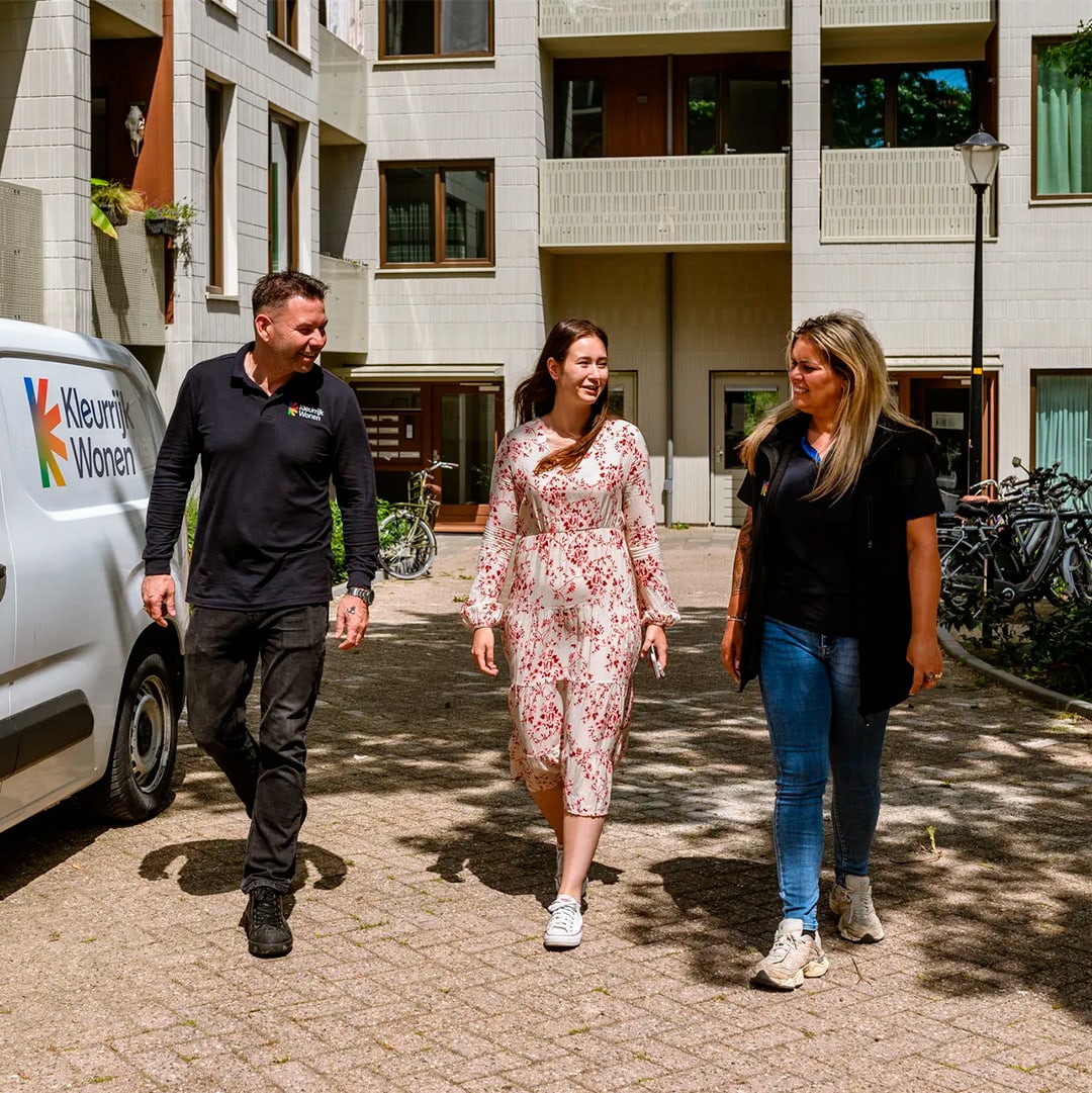 Collega's van Kleurrijk Wonen overleggen op een locatie
