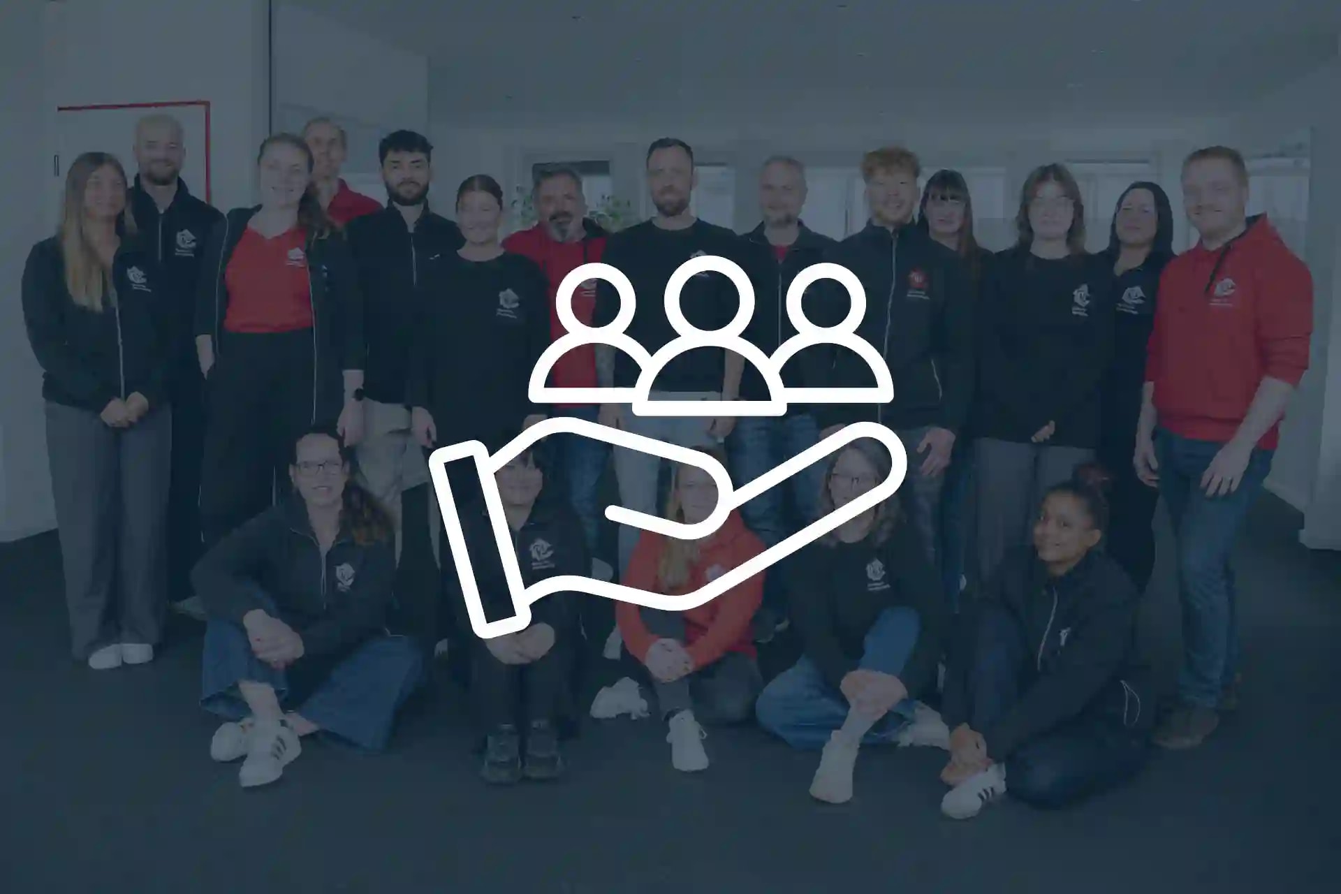 Einige Mitarbeiter aus der Abteilung Recruiting lachend auf einem Teamfoto