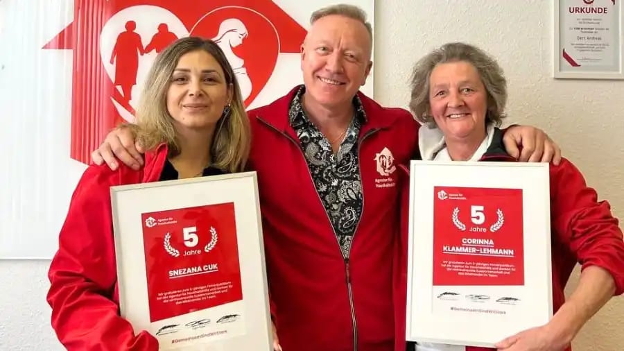Group photo of District Manager Andreas Derr standing together with Snezana and Corinna, both holding their certificates to mark their 5-year anniversary.